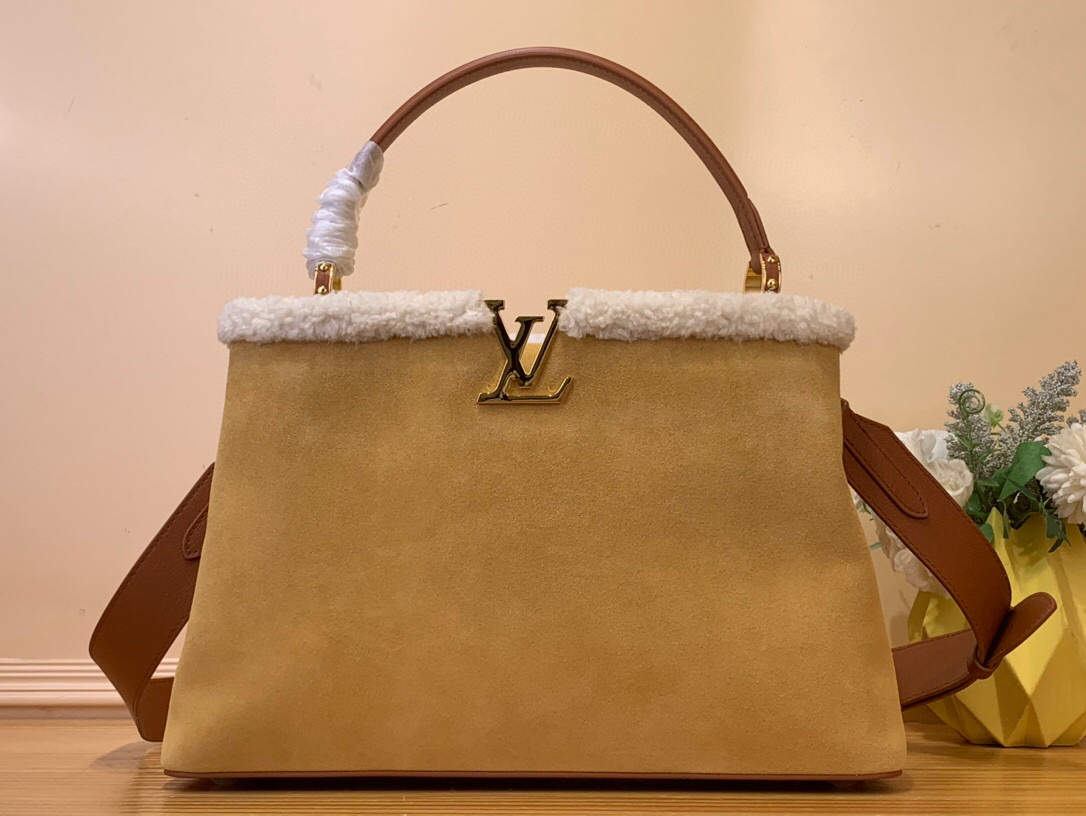 NO:620601,Top original order [CAUCINES SOULE large handbag] m12784 This Caucines Soule Hl large handbag combines suede cow leather and shearling, with the dazzling LV logo and smooth leather handles to extend the elegant style of the LV Ski series. The generous size can store daily necessities, A4 documents and travel supplies. Dimensions 23 x 16 x 38 cm 115121250,, louis  vuitton,cowhide19860909顶级原单【CAUCINES SOULE 大号手袋】 m12784 本款 Caucines Soule Hl大号手袋融合绒面牛皮革和羊毛皮,以耀目 LV 标识和光滑皮革手柄舒展 LV Ski 系列的优雅风采.宽裕尺寸可收纳日常所需、A4 文件和旅行用品. 尺寸23 x 16 x 38 厘米 115121250,,louis vuitton,cowhide,Bag