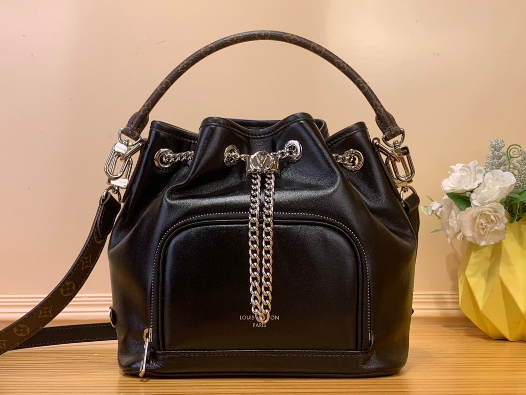 NO:621160,Top original order [NO WAY VIBE handbag] M14377 black leather No Way Sj handbag from the LV Vibe series. It is made of sheep leather with shiny metal parts, renewing the classic Noé Ys handbag elements with modern rock style. The LV Circle sliding decoration makes it easy to adjust the opening, and the zippered front pocket can store keys and cosmetics as you like. Dimensions 22.5 x 15.5 x 24 cm  7018078..,,louis vuitton,sheepskin19860909顶级原单【NO WAY VIBE 手袋】 M14377 黑皮 No Way Sj手袋出自 LV Vibe 系列,为羊皮革融入莹泽金属件,以摩登摇滚型格焕新经典 Noé Ys手袋元素.LV Circle 滑动装饰方便调节开口,拉链前袋可随心收纳钥匙和化妆品. 尺寸22.5 x 15.5 x 24 厘米 7018078..,,louis vuitton,sheepskin,Bag