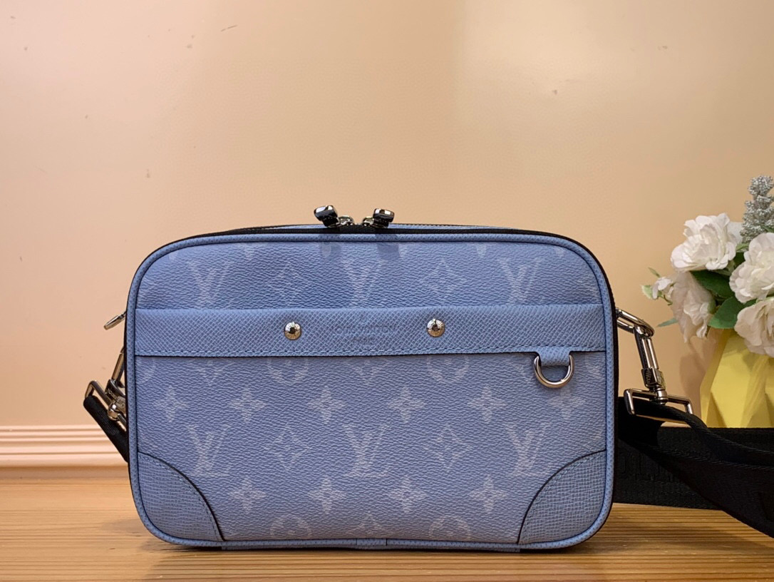 NO:551268,Top original order [ALHA messenger bag] m14073 light blue This Alha messenger bag is made of Taga Jm cow leather and Monogram coated canvas to render bright colors. Its exquisite design adds a modern choice for urban travel. The square shape, reinforced corners and front rivets pay tribute to Louis Vuitton's trunk-making heritage. The independent zipper compartment is convenient for storing daily needs. Dimensions 16 x 8 x 24 cm  4915055,,louis vuitton,loro piana,cowhide19860909顶级原单【ALHA 邮差包】 m14073 浅蓝色 本款 Alha 邮差包为 Taga Jm牛皮革和 Monogram 涂层帆布渲染明亮色调,以精巧设计为都市出行再添摩登之选.方正构型、加固包角和正面铆钉一道致意路易威登制箱传承,独立拉链隔层方便收纳日常所需. 尺寸16 x 8 x 24 厘米 4915055,,louis vuitton,loro piana,cowhide,Bag