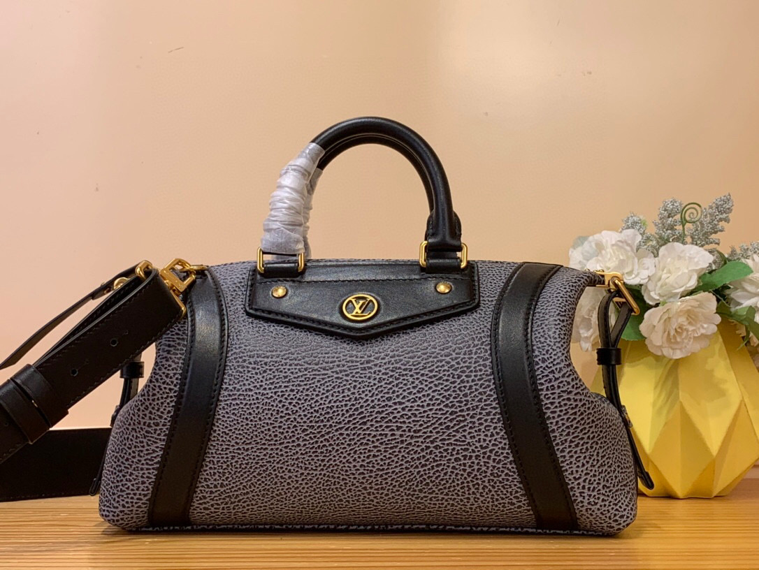 NO:551703,The top original item [LV Biker small handbag] M14514 black m14721 gray made an eye-catching appearance in the spring and summer show. Ys used pixel-effect sheep leather to show the inspiration of the classic motorcycle jacket, and then used shiny metal parts and contrasting leather trims to highlight the exquisite details. The side straps can stretch or tighten the silhouette, and the inner pocket ensures the safe storage of valuables. The comfortable leather shoulder strap is easy to carry on the shoulder or crossbody.  Size 30x12x12 cm 9219995,,louis vuitton,jackets & coats,sheepskin19860909顶级原单【LV Biker小号手袋】M14514 黑色 m14721 灰色 瞩目亮相 春夏秀场,Ys以像素效果羊皮革彰显经典机车夹克的灵感启发,再借莹润金属件和撞色皮革饰边点亮考究细节.侧带可舒展或收束廓形,内袋确保贵重物品的稳妥收纳,舒适皮革肩带方便肩背或斜挎. 尺寸30x12x12厘米 9219995,,louis vuitton,jackets & coats,sheepskin,Bag