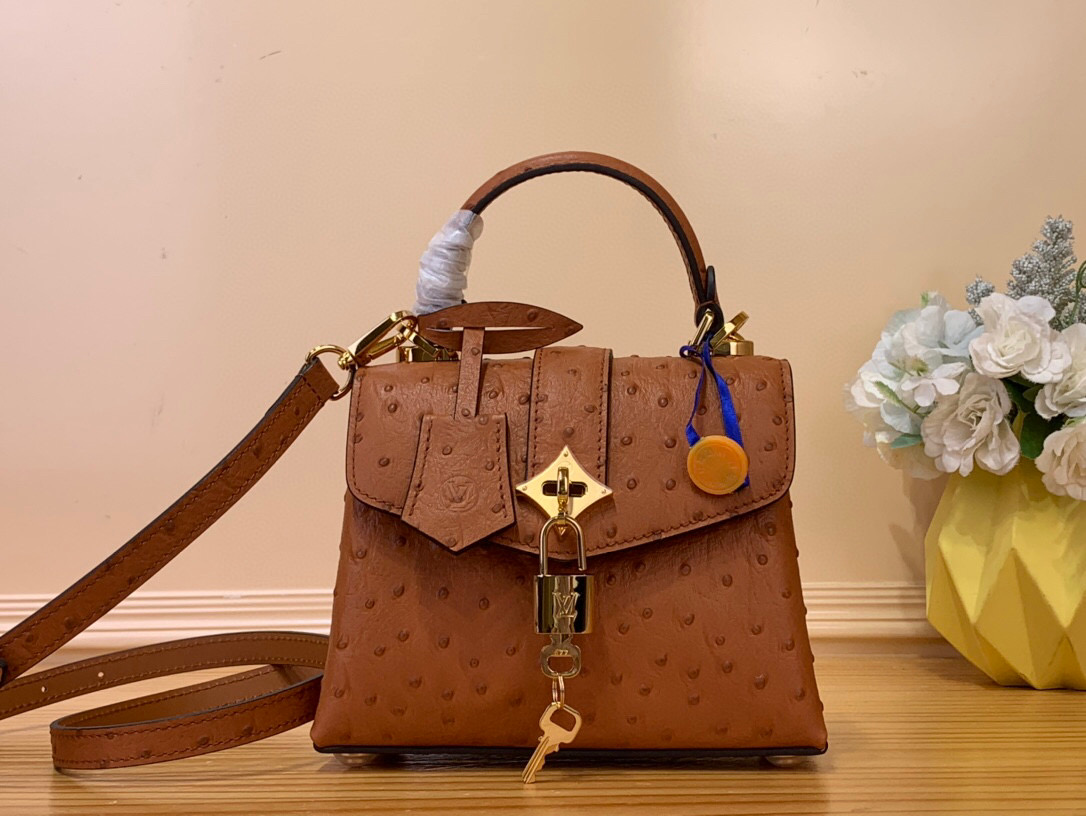 NO:620602,Top original order [ROSE DES VENTS mini handbag] N84207 caramel (ostrich pattern) This mini handbag is made of crocodile pattern leather, with the right size to suit day and night occasions. Monogram Jw metallic flowers are embellished on the upper edge of the bag, complementing the elegant metal parts. The detachable shoulder strap provides a variety of carrying options. Size 19*15*9 cm 125121350,19860909顶级原单【ROSE DES VENTS mini 手袋】N84207 焦糖（鸵鸟纹） 本款mini手袋采用鳄鱼纹皮革,以恰宜尺寸游刃昼夜场合. Monogram Jw金属质感花卉点缀包身上缘,与雅致金属件相得益彰.可拆卸肩带提供多种背携选择 尺寸19*15*9 厘米125121350,,Bag