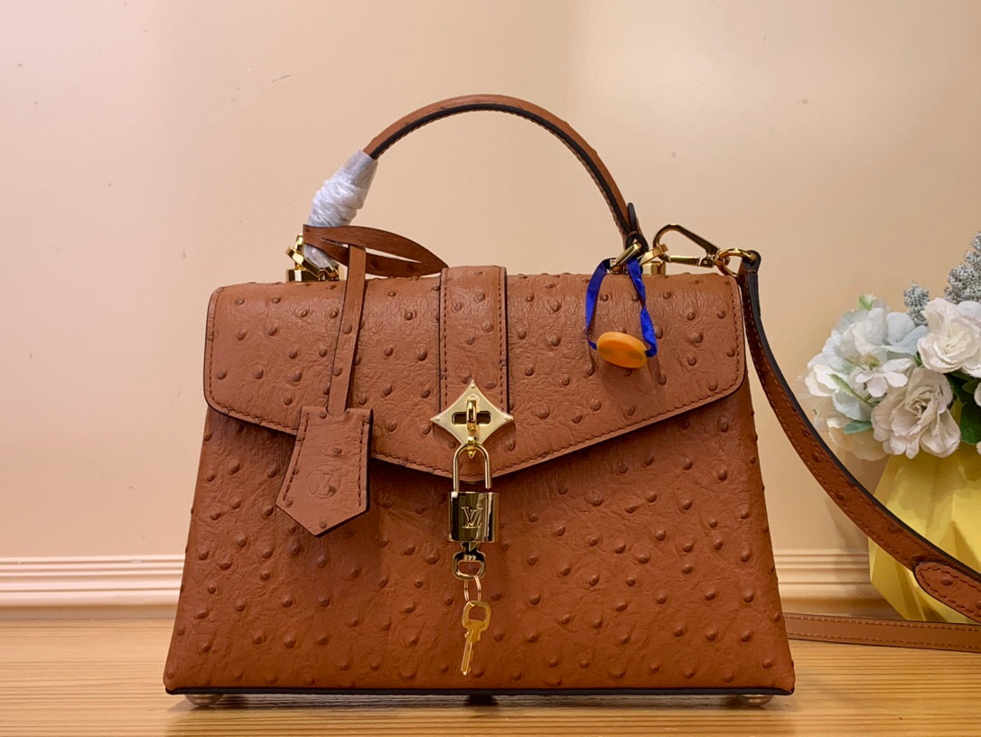 NO:620596,Top original order [ROSE DES VENTS handbag] N84713 N84714 Caramel (ostrich pattern) This handbag is made of crocodile pattern leather and is suitable for day and night occasions in a suitable size. Monogram Jw metallic flowers are embellished on the edge of the bag, complementing the elegant metal parts. The detachable shoulder strap provides a variety of carrying options. Size 27*18*9 cm 130121450,19860909顶级原单【ROSE DES VENTS 手袋】N84713 N84714 焦糖（鸵鸟纹） 本款手袋采用鳄鱼纹皮革,以恰宜尺寸游刃昼夜场合. Monogram Jw金属质感花卉点缀包身上缘,与雅致金属件相得益彰.可拆卸肩带提供多种背携选择 尺寸27*18*9 厘米130121450,,Bag