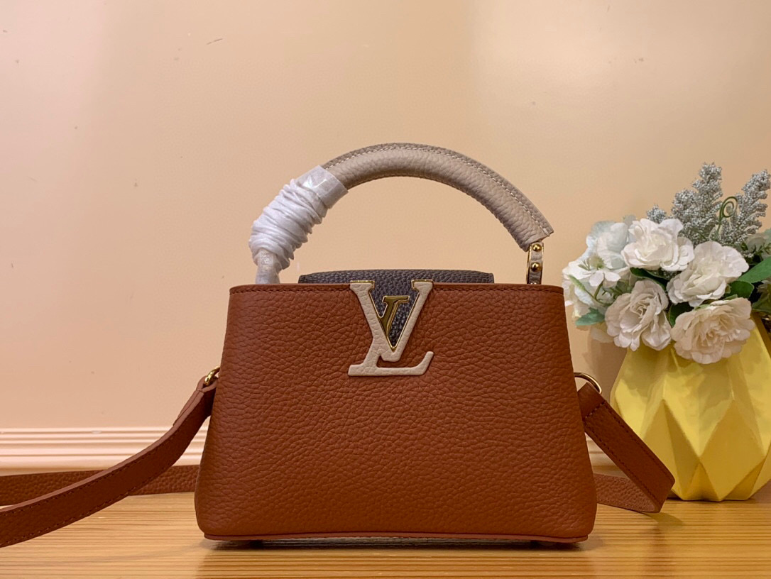 NO:620733,Top original order [CAUCINES mini handbag - color matching] m12952 brown and purple. This Caucines mini handbag is made of gorgeous Taurillon Sn cow leather in new season elegant tones, with dazzling metal parts and LV letters as accent details. The flap that can be placed externally or internally opens the neat inner layer, the zipper pocket allows for safe storage of valuables, and the detachable and adjustable shoulder strap allows for flexible carrying. Size 8 x 13.6 x21  cm 102121150,,louis vuitton,cowhide19860909顶级原单【CAUCINES mini手袋-拼色】 m12952 棕色拼紫红色 本款 Caucines mini手袋为华美 Taurillon Sn牛皮革渲染新季典雅色调,以耀目金属件和 LV 字母点睛细节.可外置或内收的翻盖开启齐整内层,拉链口袋便于稳妥收纳贵重物品,可拆卸并调节的肩带实现灵活背携. 尺寸8 x 13.6 x21 厘米 102121150,,louis vuitton,cowhide,Bag