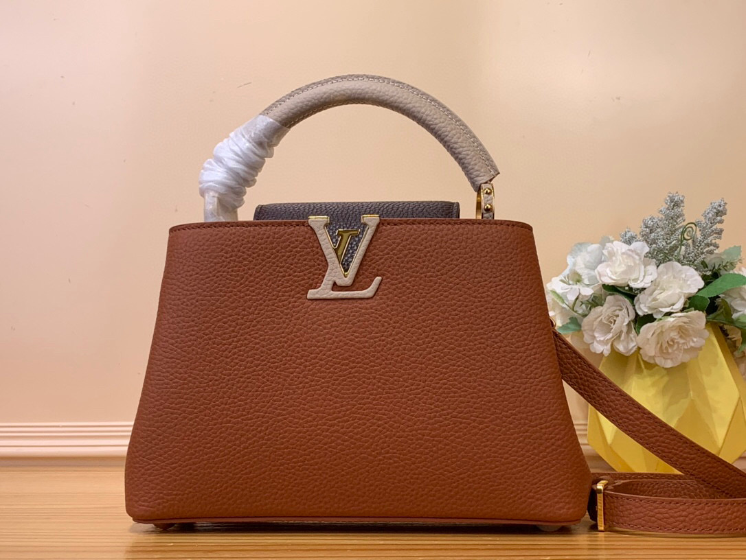 NO:620727,Top original order [CAUCINES bb handbag - color matching] m12952 brown and purple. This Caucines bb handbag is made of gorgeous Taurillon Sn cow leather in new season elegant tones, with dazzling metal parts and LV letters as accent details. The external or internal flap opens the neat inner layer, the zipper pocket allows for safe storage of valuables, and the detachable and adjustable shoulder strap allows for flexible carrying. Size 17.3 x 9 x  27 cm 112121250,,louis vuitton,cowhide19860909顶级原单【CAUCINES bb手袋-拼色】 m12952 棕色拼紫红色 本款 Caucines bb手袋为华美 Taurillon Sn牛皮革渲染新季典雅色调,以耀目金属件和 LV 字母点睛细节.可外置或内收的翻盖开启齐整内层,拉链口袋便于稳妥收纳贵重物品,可拆卸并调节的肩带实现灵活背携. 尺寸17.3 x 9 x 27 厘米 112121250,,louis vuitton,cowhide,Bag