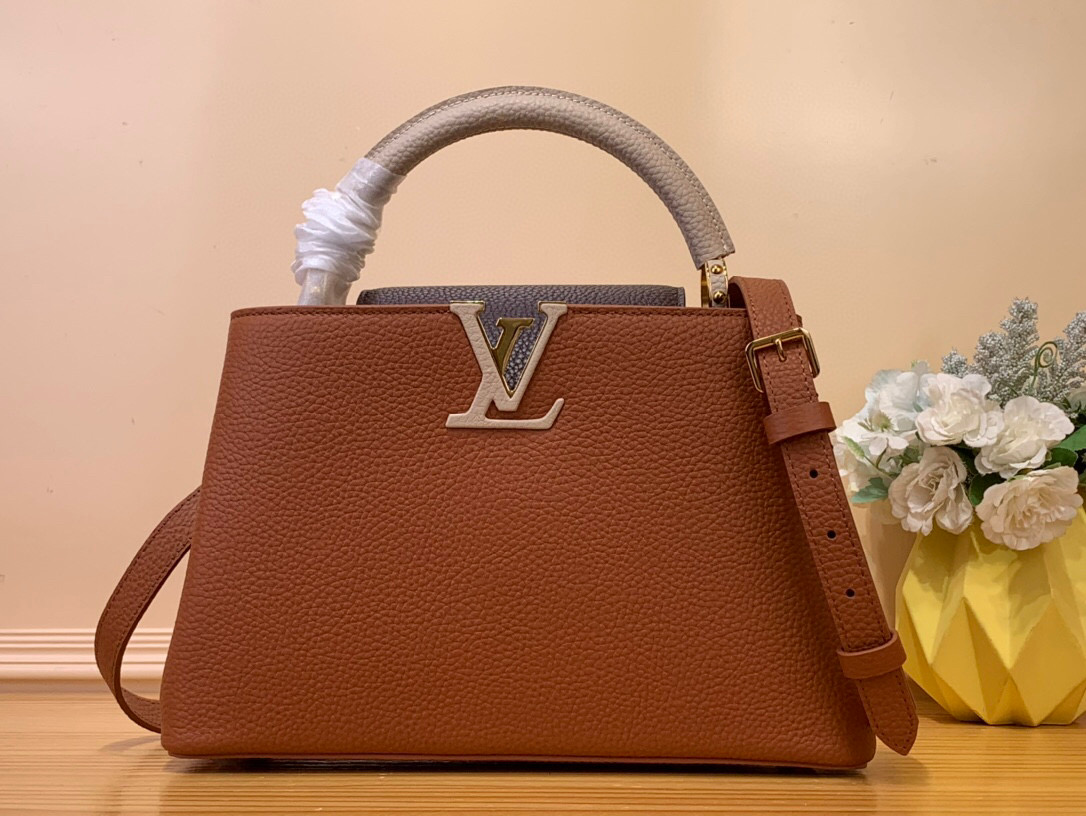 NO:620785,Top original order [CAUCINES medium handbag - color matching] m12952 brown and purple. This Caucines medium handbag is made of gorgeous Taurillon Sn cow leather to render the new season's elegant tones, with dazzling metal parts and LV letters as accent details. The external or internal flap opens the neat inner layer, the zipper pocket allows for safe storage of valuables, and the detachable and adjustable shoulder strap allows for flexible carrying. Size 20 x 11  x 31.05 cm 122121350,,louis vuitton,cowhide19860909顶级原单【CAUCINES 中号手袋-拼色】 m12952 棕色拼紫红色 本款 Caucines 中号手袋为华美 Taurillon Sn牛皮革渲染新季典雅色调,以耀目金属件和 LV 字母点睛细节.可外置或内收的翻盖开启齐整内层,拉链口袋便于稳妥收纳贵重物品,可拆卸并调节的肩带实现灵活背携. 尺寸20 x 11 x 31.05 厘米 122121350,,louis vuitton,cowhide,Bag