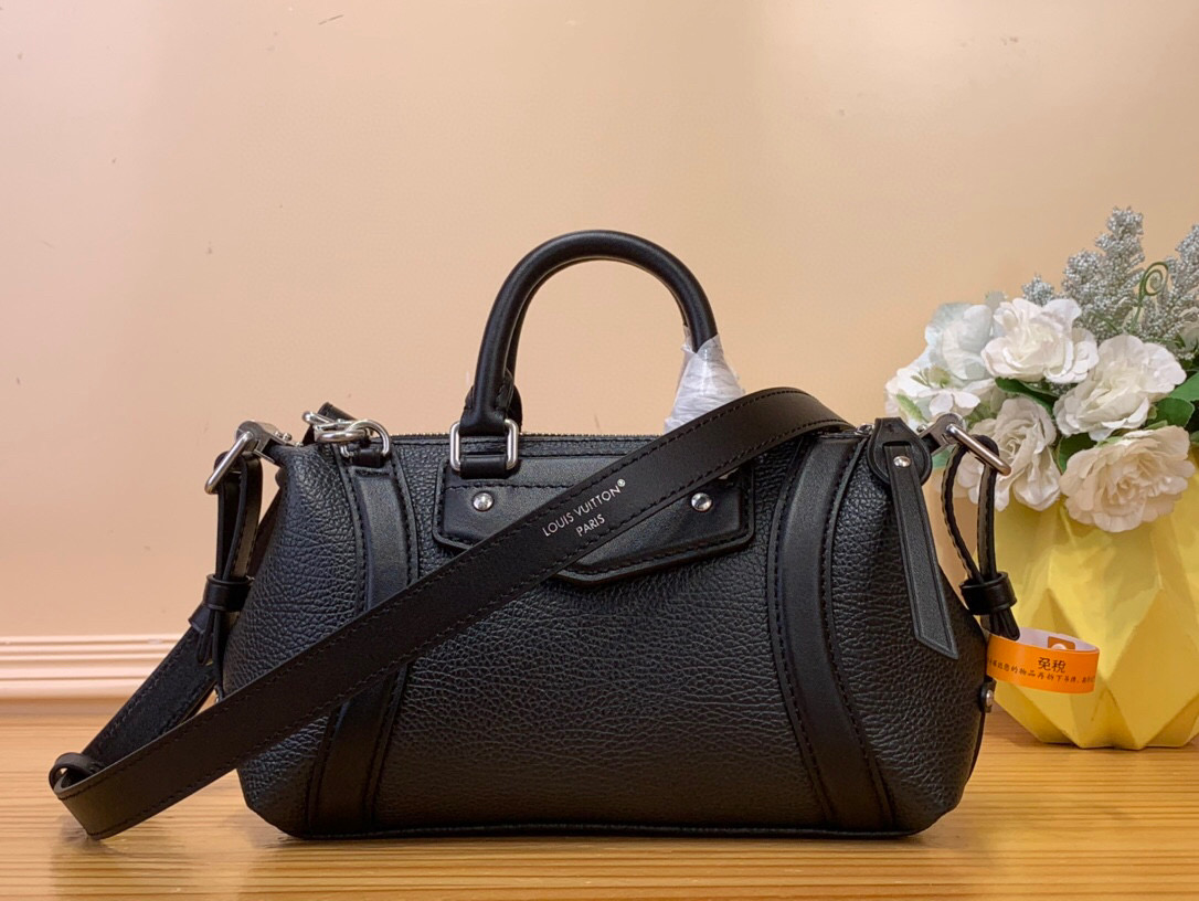 NO:551694,Top original order [NANO LV BIKER handbag] M14623 black. This Nano LV Rider Ys handbag is from the spring and summer series. It is blended with pixelated grain sheep leather and smooth cow leather elements, and is decorated with LV Circle logo. The foldable configuration makes it easy to put into a suitcase, and the modern design can inject rock and roll style into various looks. Size 10 x 10 x 23  cm.7818085,,louis vuitton,cowhide,sheepskin19860909顶级原单【NANO LV BIKER 手袋】M14623黑色 本款 Nano LV Rider Ys 手袋出自 春夏系列,为像素化粒面羊皮革融入光滑牛皮革元素,再以 LV Circle 标识点睛考究饰片.可折叠构型便于轻松置入旅行箱,摩登设计可为各式造型注入摇滚风采. 尺寸10 x 10 x 23 厘米.7818085,,louis vuitton,cowhide,sheepskin,Bag