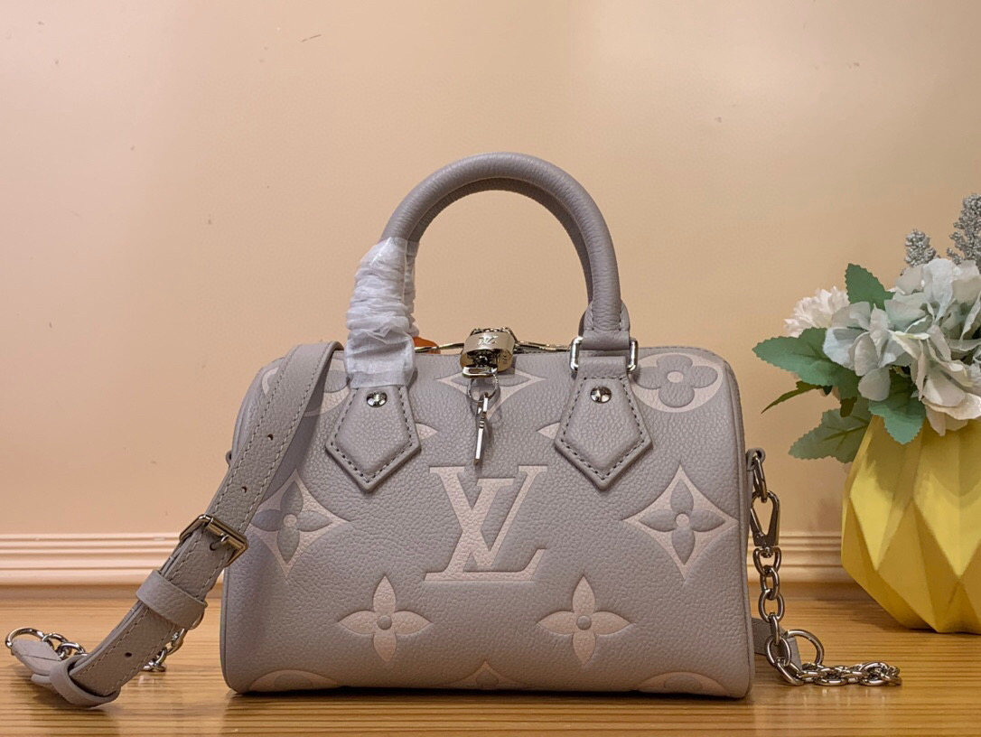 NO:620735,Top original order [SEEDY BANDOULIRE 20 handbag] m14207 M46397 taro mud purple (silk screen) This Seedy Bandoulière 20 Ys handbag is made of Monogram Emreinte leather in elegant tones, highlighting the inspiration of the LV Milky Way series. The compact configuration contains ample space to store smartphones, wallets, keys and lipstick. Metal parts such as padlocks and key cases complete the whole.  Dimensions 13.5 x 12 x 20.5 cm 7819085,,louis vuitton19860909顶级原单【SEEDY BANDOULIRE 20 手袋】 m14207 M46397芋泥紫（丝印） 本款 Seedy Bandoulière 20 Ys手袋为 Monogram Emreinte 皮革渲染雅致色调,彰显 LV Milky Way 系列的灵感启发.紧凑构型蕴含充裕空间,可收纳智能手机、钱夹、钥匙和唇膏.挂锁和钥匙包等金属件完善整体. 尺寸13.5 x 12 x 20.5 厘米 7819085,,louis vuitton,Bag