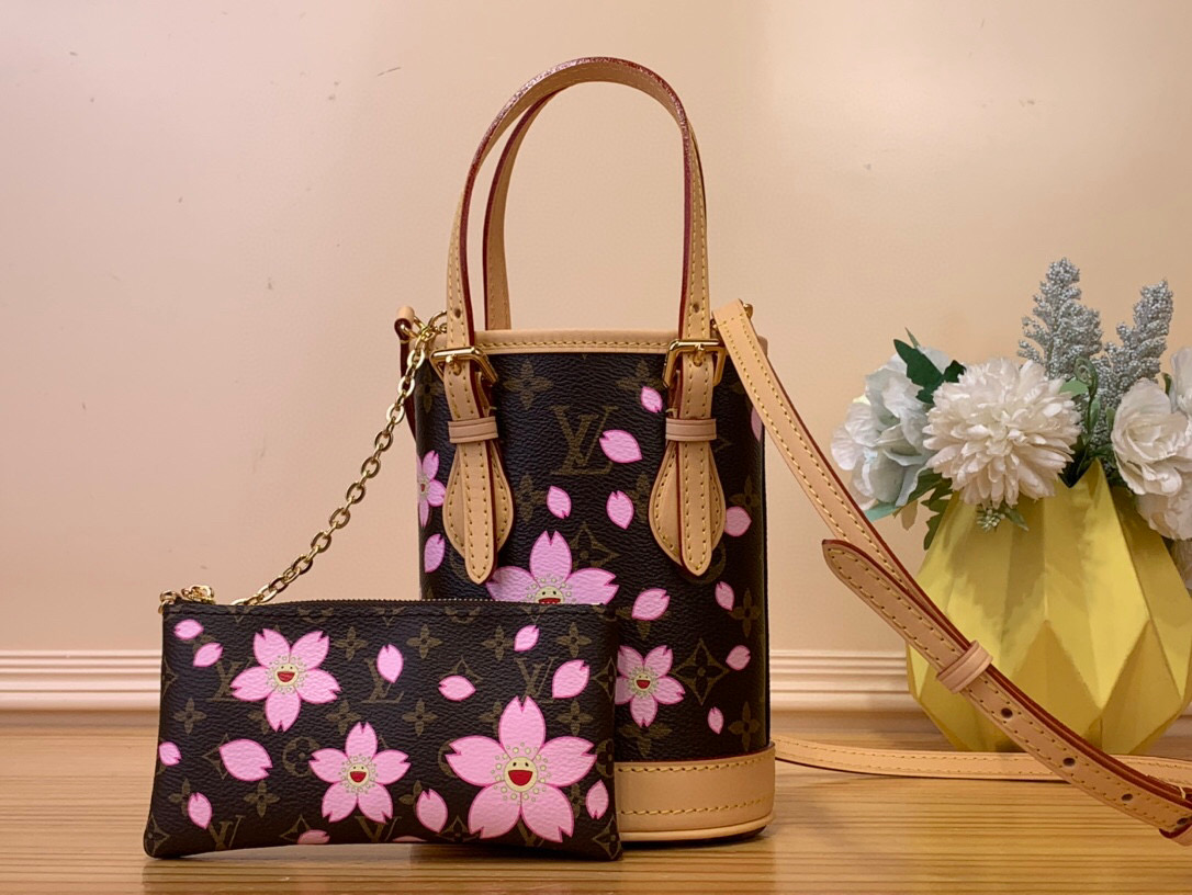 NO:621100,Top original order [LV x TM NANO BUCKET handbag] m13417 Sakura This Nano Bucket Jh handbag is constructed with classic Monogram coated canvas and is exquisitely designed, with cow leather trim and dazzling metal parts to complete the whole. The Cherry Blossom pattern on the bag conveys a thriving revival atmosphere and highlights the distinctive style of Japanese artist Takashi Murakami. The detachable shoulder strap provides multiple carrying methods, and the leather keychain adds functional details. Size 17 x  9 x 13 cm 5016065,,louis vuitton,keychain,cowhide19860909顶级原单【LV x TM NANO BUCKET 手袋】 m13417 樱花 本款 Nano Bucket Jh手袋以经典 Monogram 涂层帆布构筑精巧设计,借牛皮革饰边和耀目金属件完善整体.包身的 Cherry Blossom 图案传递欣欣向荣的复苏气息,彰显日本艺术家村上隆的鲜明风格.可拆卸肩带提供多种背携方式,皮革钥匙扣再添功能细节. 尺寸17 x 9 x 13 厘米 5016065,,louis vuitton,keychain,cowhide,Bag