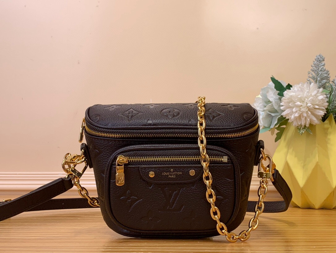 NO:620957,Top original order [MINI BUMBAG waist bag handbag] m82335 85636 Chocolate color (embossed) M82208 This Mini Bumbag handbag comes from the LV Gradient series and is Monogram Emreinte leather.  Embossed rendering of gradient midsummer colors. The trendy construction has a zippered main compartment and a Louis Vuitton leather label embellishes the front pocket. The detachable chain and detachable and adjustable shoulder strap allow it to be worn as a shoulder or crossbody. Dimensions: 17 x 12 x 9.5 cm 6517075,, louis vuitton, louis vuitton19860909顶级原单【MINI BUMBAG 腰包手袋】 m82335 85636 巧克力色（压花）M82208 本款 Mini Bumbag 手袋来自 LV Gradient 系列,为 Monogram Emreinte 皮革的 Monogram 压纹渲染渐变盛夏色彩.潮流构型设有拉链主隔层,路易威登皮革标签点缀正面口袋.巧用可拆卸链条和可拆卸并调节的肩带,肩背斜挎随心转换. 尺寸17 x 12 x 9.5 厘米6517075,,louis vuitton,louis vuitton,Bag