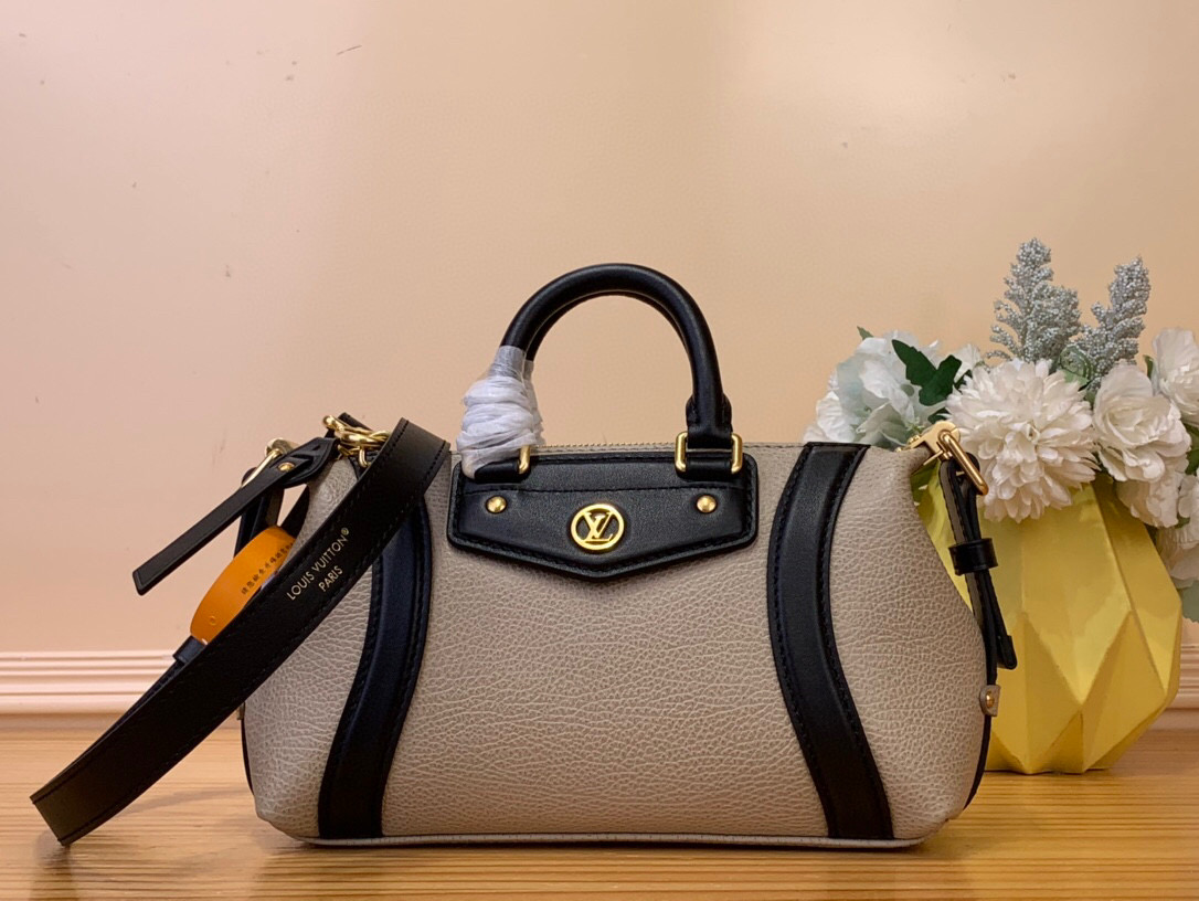 NO:551689,Top original order [NANO LV BIKER handbag] M14623 Gray This Nano LV Rider Ys handbag is from the spring and summer series. It is blended with pixelated grain sheep leather and smooth cow leather elements, and is decorated with LV Circle logo. The foldable configuration makes it easy to put into a suitcase, and the modern design can inject rock and roll style into various looks. Size 10 x 10 x 23  cm7818085,,louis vuitton,cowhide,sheepskin19860909顶级原单【NANO LV BIKER 手袋】M14623 灰色 本款 Nano LV Rider Ys手袋出自 春夏系列,为像素化粒面羊皮革融入光滑牛皮革元素,再以 LV Circle 标识点睛考究饰片.可折叠构型便于轻松置入旅行箱,摩登设计可为各式造型注入摇滚风采. 尺寸10 x 10 x 23 厘米7818085,,louis vuitton,cowhide,sheepskin,Bag