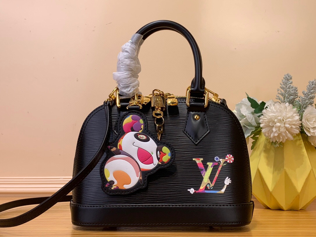 NO:620874,Top original order [Alma BB handbag] M13670 black/water ripple 14197 light blue/water ripple (doll) The classic Alma BB handbag from the Louis Vuitton The Initials logo is playful, and the bag is decorated with a removable panda charm in eye-catching colors. The bag is designed in an elegant Art Deco style with two top handles, a detachable shoulder strap and a gold padlock detail. Dimensions 23.5 x 17.5 x 11.5 cm 7518085,, louis vuitton, louis vuitton19860909顶级原单【Alma BB 手袋】M13670 黑色/水波纹 14197 浅蓝/水波纹（公仔） Louis Vuitton x Murakami Bjs系列的經典Alma BB手袋重新演繹,為設計注入充滿活力的新意.手袋以Ei皮革製成,正面綴有由日本藝術家村上隆以日式超平面風格重新演繹的LV Initials標誌,玩味十足,而袋身更飾以色調奪目的可拆式熊貓吊飾.袋款以優雅的裝飾藝術風格設計,配有兩個頂端手柄、可拆式肩帶及金色掛鎖細節. 尺寸 23.5 x 17.5 x 11.5 cm 7518085,,louis vuitton,louis vuitton,Bag