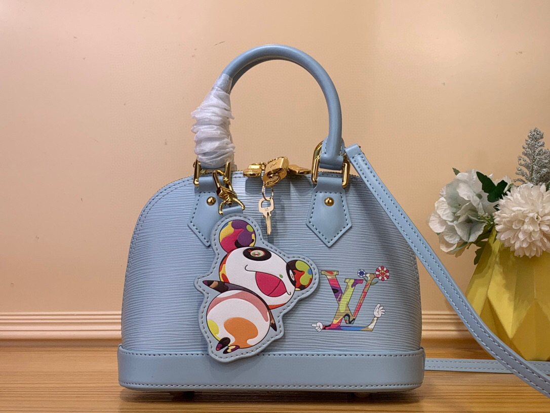 NO:620860,Top original order [Alma BB handbag] M13670 black/water ripple 14197 light blue/water ripple (doll) The classic Alma BB handbag of the Louis Vuitton The Initials logo is playful, and the bag is decorated with a removable panda charm in eye-catching colors. The bag is designed in an elegant Art Deco style with two top handles, a detachable shoulder strap and a gold padlock detail. Dimensions 23.5 x 17.5 x 11.5 cm 7518085,, louis vuitton, louis vuitton19860909顶级原单【Alma BB 手袋】M13670 黑色/水波纹 14197 浅蓝/水波纹（公仔） Louis Vuitton x Murakami bjs系列的經典Alma BB手袋重新演繹,為設計注入充滿活力的新意.手袋以Ei皮革製成,正面綴有由日本藝術家村上隆以日式超平面風格重新演繹的LV Initials標誌,玩味十足,而袋身更飾以色調奪目的可拆式熊貓吊飾.袋款以優雅的裝飾藝術風格設計,配有兩個頂端手柄、可拆式肩帶及金色掛鎖細節. 尺寸 23.5 x 17.5 x 11.5 cm 7518085,,louis vuitton,louis vuitton,Bag