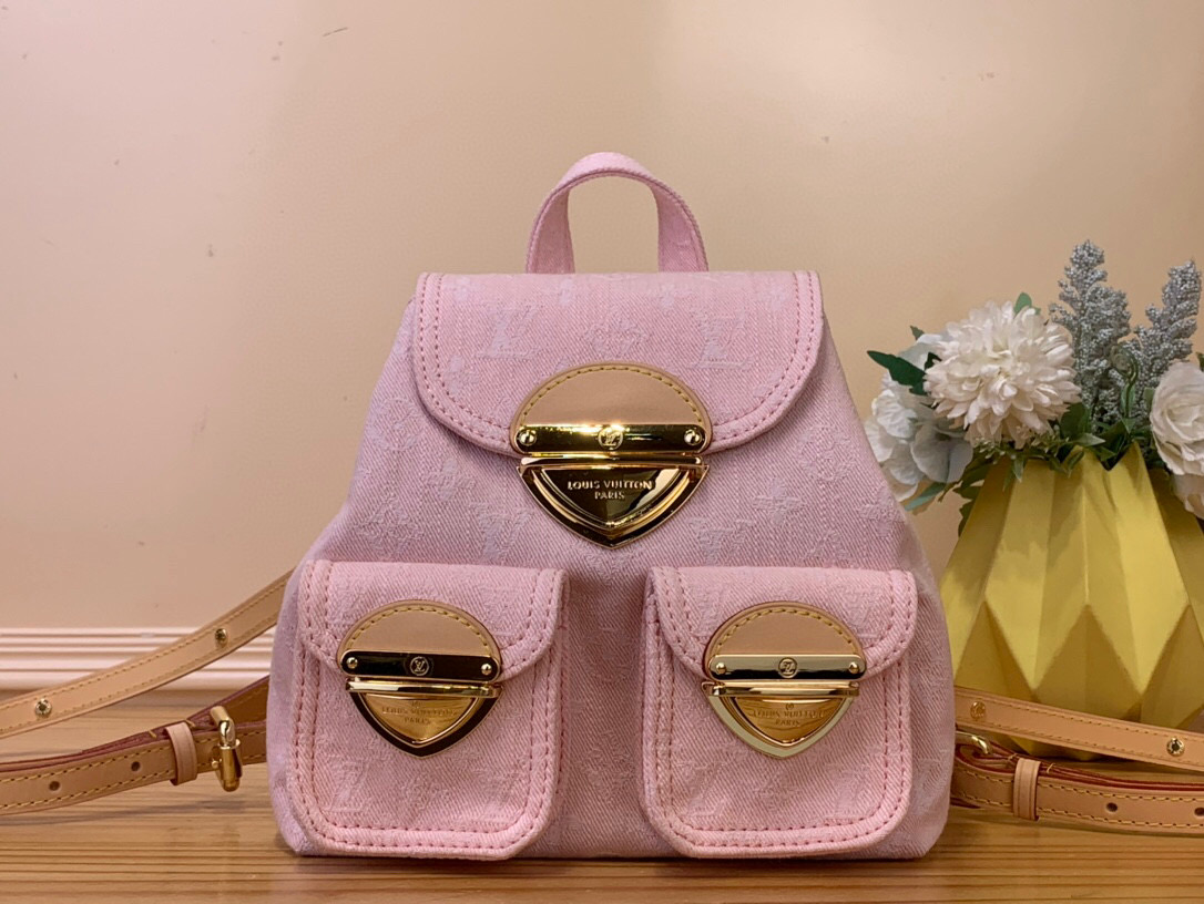 NO:551997,The top original item [Venice Backpack] M13031 pink (denim) returns to the new season with the classic Monogram Denim HdJh pattern. It uses plain cotton as the base, and then uses exquisite washing technology to create a slightly shiny visual effect. The metal buckle and front pocket are upgraded to a modern style, and the adjustable shoulder strap allows for a comfortable carrying experience. Size 26 x 7 x 24 cm 6518070.,19860909顶级原单【Venice 双肩包】M13031 粉色（牛仔） 携经典 Monogram Denim HdJh图案瞩目回归新季,选用素净棉布铺陈基底,再以精湛水洗工艺营造微泛莹泽的视觉效果.金属插扣和正面口袋升级摩登格调,可调节肩带实现舒适背携体验. 尺寸 26 x 7 x 24 厘米 6518070.,,Bag