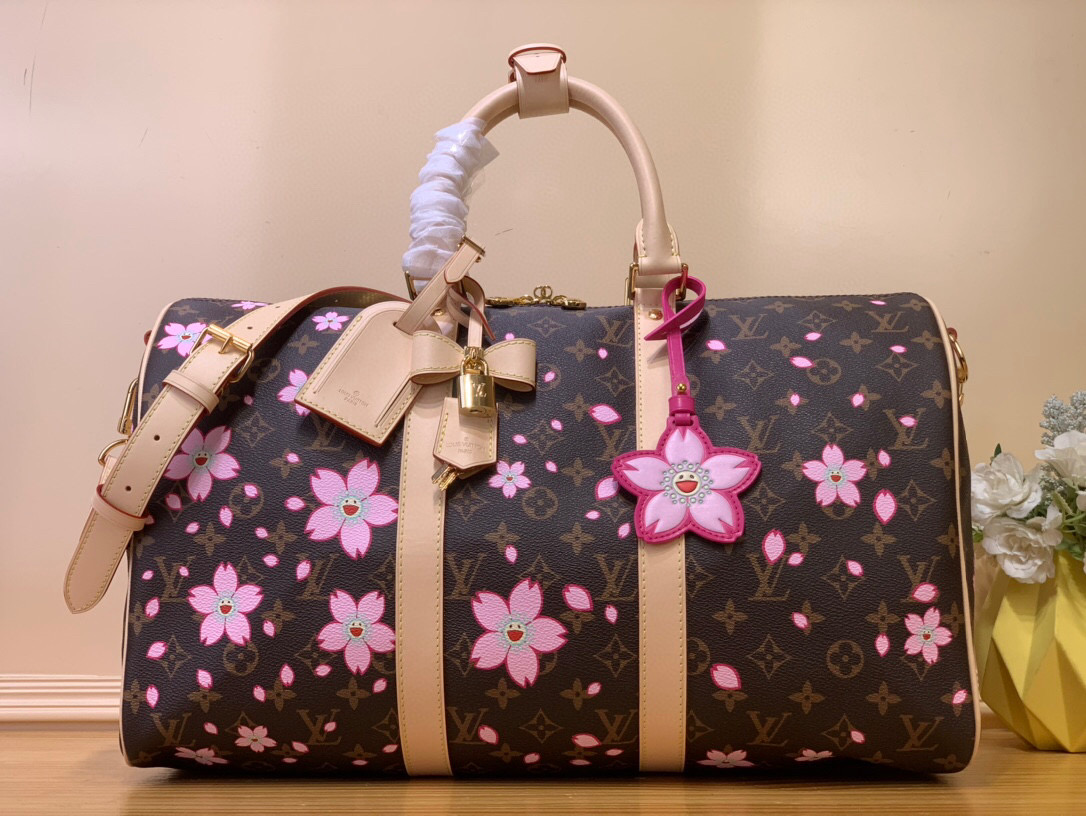 NO:621008,The top original item [Keeall Bandoulière 45 Travel Bag] M13752 Presbyopia/Sakura (Takashi Murakami) is made of classic Monogram Hr coated canvas, and uses the bright Cherry Blossom pattern to express the identity of the Louis Vuitton  cm.7018085,,louis vuitton19860909顶级原单【Keeall Bandoulière 45 旅行袋】M13752 老花/樱花（村上隆） 取材经典 Monogram Hr涂层帆布,借明丽 Cherry Blossom 图案道出路易威登 x 村上隆复刻系列身份.耀目挂锁点亮蝴蝶结钥匙包,花卉装饰复现村上隆标志性的视觉元素. 尺寸 27 x 20 x 45 厘米.7018085,,louis vuitton,Bag