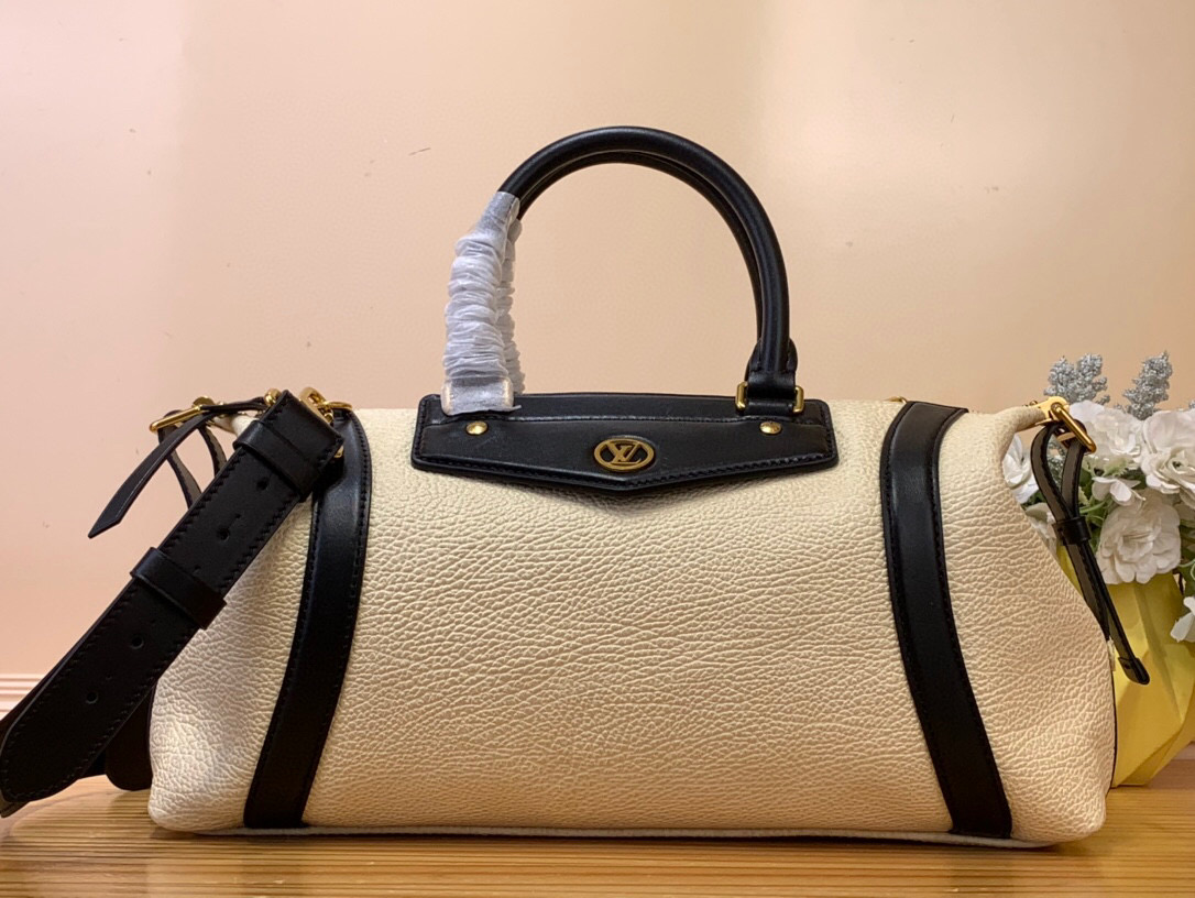 NO:551683,Top original order [LV Biker medium handbag] Motorcycle bag M14702 gray blue M14700 black M14271 beige white. The brand's pixel effect sheep leather is used to interpret the spirit of unrestrained adventure. The V-shaped contrasting leather patch pops out with the LV Circle Sjys logo, the side straps can be freely retracted, and the comfortable leather shoulder strap is easy to carry on the shoulder or crossbody. Size 38 x 15  x15 cm (length x height x width) 961981000,,louis vuitton,sheepskin19860909顶级原单【LV Biker中号手袋】 机车包 M14702灰蓝色 M14700黑色M14271米白色 以品牌像素效果羊皮革演绎无拘逍遥的冒险精神.V形撞色皮革饰片跃现LV Circle Sjys标识,侧带实现自如收放,舒适皮革肩带方便肩背或斜挎. 尺寸38 x 15 x15厘米(长度x高x宽）961981000,,louis vuitton,sheepskin,Bag