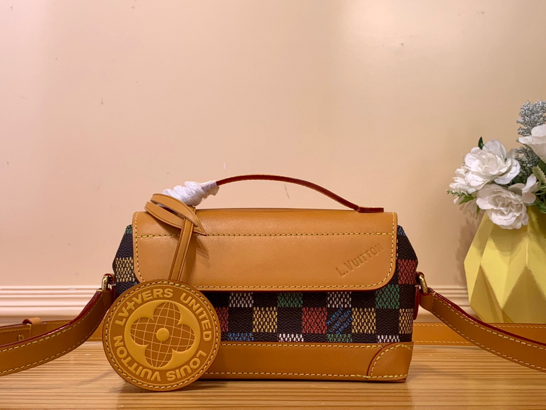 NO:620807,Top original order [STEAMER EAST WEST mini handbag] N00187 LV Steamer East West Sj mini handbag inherits the essence of the brand’s classic Steamer series handbags. Under the ingenuity of harrell Williams, this handbag is named after LVers Damier Ebene  The canvas is paired with cow leather trim to create a horizontal structure. The handbag also incorporates the iconic design of the Steamer series such as a flap, unique corners and top handles. Whether it is worn cross-body or hand-held, it can show its eclectic fashion charm. In addition, the wallet is also decorated with the LVERS UNITED label to highlight its extraordinary status. Dimensions 20 x11x5 cm (length x height x width) 5616065,, louis  vuitton,versace,wallets,cowhide19860909顶级原单【STEAMER EAST WEST 迷你手袋】N00187 LV Steamer East West Sj迷你手袋承袭了品牌经典Steamer系列手 袋的精髓.在 harrell Williams的巧思下,这款手袋以LVers Damier Ebene 帆布搭配牛皮革饰边,塑就横向结构.该手袋还融合了翻盖、别致包角和顶部手柄等Steamer系列的标志性设计.无论是斜挎还是手提,都能展现其不拘一格的时尚魅力.此外,钱包上还饰有LVERS UNITED标签,彰显其不凡身份. 尺寸20 x11x5厘米(长度x高x宽)5616065,,louis vuitton,versace,wallets,cowhide,Bag