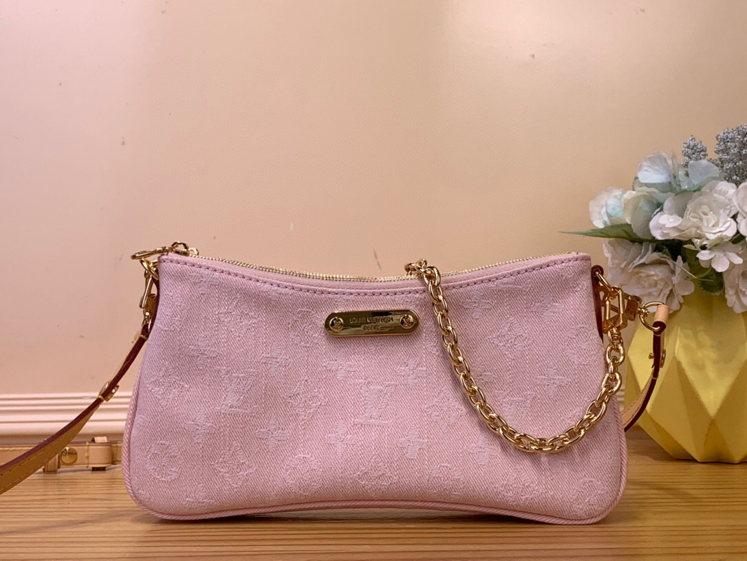 NO:552006,The top original item [Liv ochette handbag] M14159 pink (denim) is interpreted in Louis Vuitton's iconic Monogram 24.5×13.5x6.5 cm 5315065,,louis vuitton19860909顶级原单【Liv ochette手袋】M14159 粉色（牛仔） 今季以路易威登標誌性的Monogram Xl牛 仔布演繹,Sj時尚的洗水粉紅色為設計注入一抹復古魅力,而別具特色的飾牌則彰顯品牌精湛工藝.袋款可夾於手臂攜帶,配有可拆式淺金色鏈带及可調節長度的可拆式肩帶,可配襯多種造型. 尺寸 24.5×13.5x6.5厘米 5315065,,louis vuitton,Bag
