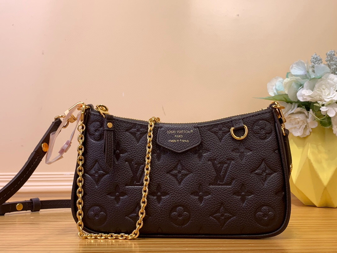 NO:620962,Top original item [Easy ouch handbag] m13614 Chocolate M80349 Easy ouch Ys are designed for effortless function, this chocolate brown version will complement almost any outfit this season. It is made from iconic Monogram Emreinte leather and decorated with gold D-rings and removable chains for a refined finish that pays homage to the house. Use it to store work and weekend essentials. Dimensions 19 x 11.5 x  3 cm 5316065,19860909顶级原单【Easy ouch 手袋】 m13614 巧克力色 M80349 Easy ouch Ys专为轻松功能而设计,这款巧克力棕色版本将与本季几乎任何服装相得益彰.它由标志性的Monogram Emreinte皮革制成,并装饰着金色的D形环和可拆卸的链条,以精致的饰面,向众议院致敬.用它来存放工作和周末的必需品. 尺寸19 x 11.5 x 3厘米 5316065,,Bag