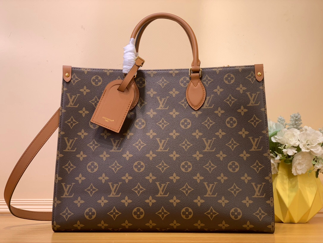 NO:620915,Top original order [ONTHEGO ORGANIZER handbag] m14235 This Organizer Js handbag is from the OnTheGo series. It is made of Monogram xh canvas with leather handles and name tags. The spacious interior can accommodate a laptop and notepad, and multiple pockets allow for orderly storage, making it a good companion for urban life. Size 29 x 16 x 37 cm 5516062..,19860909顶级原单【ONTHEGO ORGANIZER 手袋】 m14235 本款 Organizer Js手袋出自 OnTheGo 系列,为 Monogram xh帆布搭配皮革手柄和名牌.宽敞内里可容纳笔记本电脑和记事本,多重口袋实现有序收纳,成就都市生活良伴. 尺寸29 x 16 x 37 厘米 5516062..,,Bag