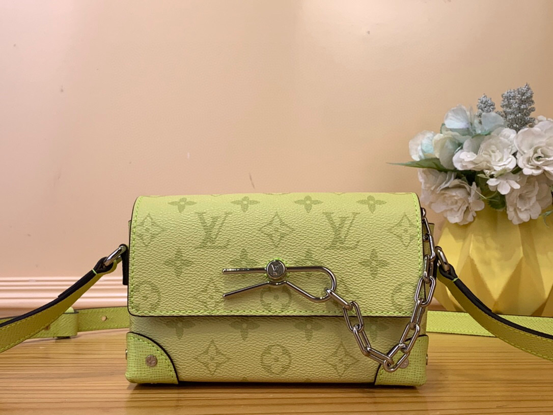 NO:620898,Top original order [STEAMER mini handbag] m14117 yellow. This Steamer cc mini handbag is made of Monogram coated canvas and Taga cow leather. It cleverly reinterprets the classic configuration of Louis Vuitton's Steamer hard case. It is opened and closed with a chain and pins to establish a distinctive identity. The ample capacity and zippered inner bag allow you to carry your belongings with you, and the adjustable shoulder strap is convenient for shoulder and crossbody carry. Dimensions 11 x 6.5 x  18 cm 4815055,,louis vuitton,cowhide19860909顶级原单【STEAMER 迷你手袋】 m14117 黄色 本款 Steamer cc迷你手袋取材 Monogram 涂层帆布和 Taga 牛皮革,巧妙重绎路易威登 Steamer 硬箱的经典构型,以链条和饰针开合树立鲜明辨识度.充裕容量和拉链内袋实现随身物品的便携随行,可调节肩带方便肩背和斜挎. 尺寸11 x 6.5 x 18 厘米 4815055,,louis vuitton,cowhide,Bag