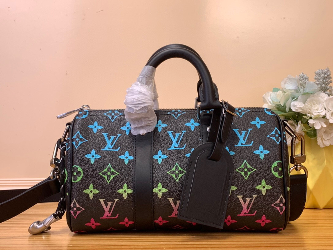 NO:621006,Top original order [KEEALL BANDOULIRE 25 handbag] m13935 color/gradient This Keeall 25 Hr handbag is made of Monogram Eclise Reverse canvas, showing an elegant reinterpretation of Louis Vuitton's classic pattern. The reinforced straps and leather nameplate continue the iconic elements of the Keeall series, and the zipper closure allows personal items to be carried safely. Dimensions 25 x 15 x 11 cm  5416065,,louis vuitton,versace19860909顶级原单【KEEALL BANDOULIRE 25 手袋】m13935 彩色/渐变 本款 Keeall 25 Hr手袋取材 Monogram Eclise Reverse 帆布,展现路易威登经典图案的优雅重绎.加固饰带和皮革名牌延续 Keeall 系列的标志性元素,拉链开合令个人物品安全随行. 尺寸25 x 15 x 11 厘米 5416065,,louis vuitton,versace,Bag