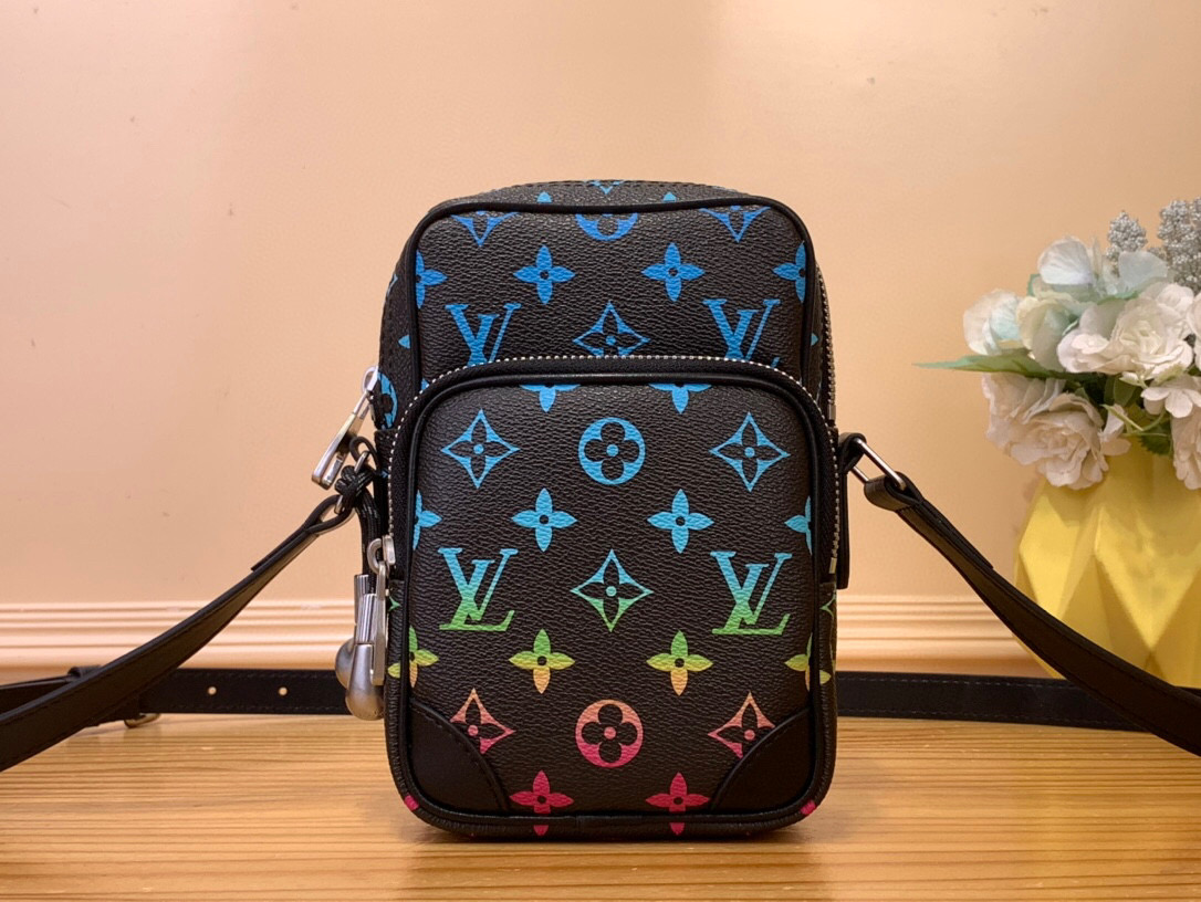 NO:621011,Top original item [harrell Williams] M13898 Color/Gradient harrell Williams has reinvented the Amazone hr crossbody bag from the 1980s, updating it with luxurious details. It selects soft cow leather and is covered with Monogram printing. The leather texture is like vintage Monogram canvas. The body of the bag is embellished with pearl zippers and is paired with a detachable Louis Vuitton metal tag, which is reminiscent of the nameplate on the brand's retro luggage. 13.5 x  20.0 x 8.0 cm (length x height x width).5716065,,louis vuitton,satchels,crossbody bags,cowhide19860909顶级原单【harrell Williams】M13898 彩色/渐变 harrell Williams 重塑了 80 年代的 Amazone hr斜挎包,以奢华细节对其进行了焕新升级.甄选柔软的牛皮革,覆以 Monogram 印花,皮革质感宛如复古的 Monogram 帆布.包身点缀珍珠拉链,搭配可拆卸路易威登金属吊牌,令人联想起品牌复古行李箱上的铭牌.13.5 x 20.0 x 8.0 厘米 (长 x 高 x 宽).5716065,,louis vuitton,satchels,crossbody bags,cowhide,Bag