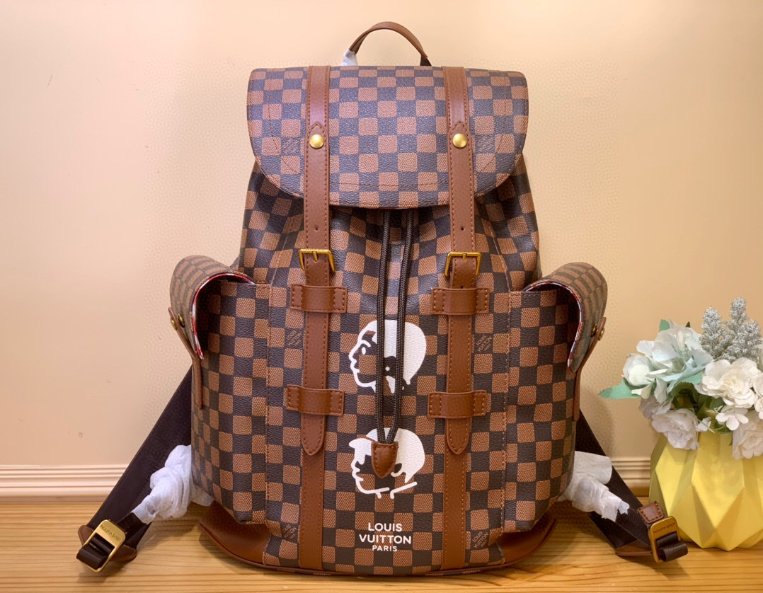 NO:552172,Top original list [Christoher small backpack] M40769 Coffee grid N43735 M41379 Portrait Multifunctional Christoher Hr small backpack has a spacious interior space and a striking appearance, making it a daily bag that is very suitable for outdoor use. Its attractive design style is quite tasteful. Size 38 x 44 x 21 cm 6817075,19860909顶级原单【Christoher 小号双肩包】M40769 咖啡格 N43735 M41379 人像 功能多样的 Christoher Hr小号双肩包拥有宽敞的包内空间和引人注目的外观,是一款非常适合户外使用的日常包款. 其富有吸引力的设计风格颇具品味. 尺寸38 x 44 x 21 厘米6817075,,Bag