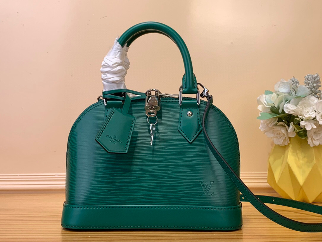 NO:620903,Top original order [ALMA BB handbag] M12373 40302 Green (leather strap) This Alma BB handbag is made of Ei St grain leather, and its colorful colors contrast with the fun Art Deco style lines. Brand elements such as padlocks, hand-stitched leather top handles and Louis Vuitton Paris logo embossed key bag make the exquisite configuration reveal classic heritage. The detachable wide jacquard shoulder strap allows for comfortable cross-body wear.  Dimensions 23.5 x 17.5 x 11.5 cm 6817075,,louis vuitton19860909顶级原单【ALMA BB 手袋】 M12373 40302 绿色（皮肩带） 本款 Alma BB 手袋取材 Ei St粒面皮革,其缤纷色彩与妙趣装饰艺术风格线条互为映衬.挂锁、手缝皮革顶部手柄及路易威登巴黎标识压纹钥匙包等品牌元素令玲珑构型流露经典底蕴.可拆卸宽幅提花肩带实现舒适斜挎. 尺寸23.5 x 17.5 x 11.5 厘米 6817075,,louis vuitton,Bag