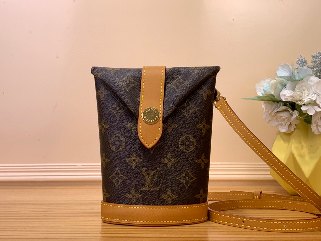 NO:551590,Top original order [Enveloe ouch handbag] M14056 vintage (vc) This Enveloe ouch Jm handbag is made of Monogram coated canvas with distressed leather trim. The detachable and adjustable slim shoulder strap can be worn on the shoulder or crossbody. Dimensions 18 x 8.5 x 12.5 cm 4315055,19860909顶级原单【Enveloe ouch 手袋】M14056 复古（vc） 本款 Enveloe ouch Jm手袋为 Monogram 涂层帆布搭配做旧皮革饰边,可拆卸并调节的纤细肩带实现肩背或斜挎. 尺寸18 x 8.5 x 12.5 厘米 4315055,,Bag