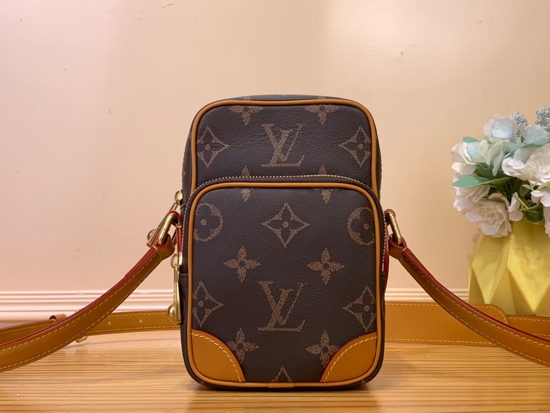 NO:551369,Top Original [AMAZONE Handbag] m14024 Retro (Full Leather) In its latest series, harrell Williams LT reinvents the Amazone crossbody bag from the 1980s, updating it with luxurious details. It selects soft cow leather and is covered with Monogram printing. The leather texture is like a retro Monogram.  Canvas. The body of the bag is embellished with pearl zippers and is paired with a detachable Louis Vuitton metal hangtag, which is reminiscent of the nameplate on the brand's vintage luggage. Size 20 x 8 x 13.5 cm 6115065,,louis vuitton,satchels,crossbody bags,cowhide19860909顶级原单【AMAZONE 手袋】 m14024 复古（全皮） 在其最新系列中,harrell Williams LT重塑了 80 年代的 Amazone 斜挎包,以奢华细节对其进行了焕新升级.甄选柔软的牛皮革,覆以 Monogram 印花,皮革质感宛如复古的 Monogram 帆布.包身点缀珍珠拉链,搭配可拆卸路易威登金属吊牌,令人联想起品牌复古行李箱上的铭牌. 尺寸20 x 8 x 13.5 厘米 6115065,,louis vuitton,satchels,crossbody bags,cowhide,Bag