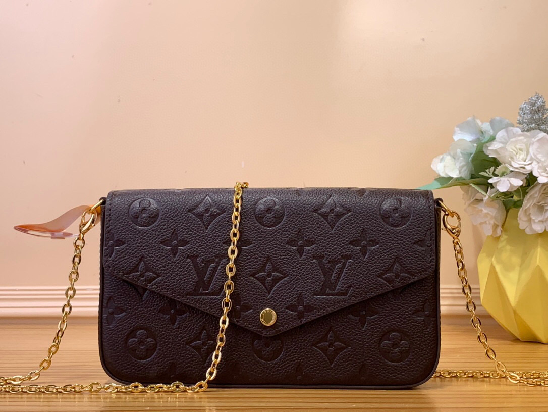 NO:620974,Top original order [Félicie ochette handbag] m14193 Chocolate color This version of the Félicie ochette Ys bag is made of House's iconic Monogram Emreinte leather in a new seasonal colorway, which is both versatile and sophisticated. Perfect for day and night style, it is designed with two removable pockets, one of which is zippered and the other has eight card slots. The gold chain gives an elegant finishing touch and can be removed if needed. Size 21 x  12 x 3 cm 4815055,19860909顶级原单【Félicie ochette 手袋】 m14193 巧克力色 这个版本的Félicie ochette Ys包采用House标志性的Monogram Emreinte皮革,采用新的季节性配色,既多功能又精致.完美的日夜风格,它设计了两个可拆卸的口袋,其中一个是拉链的,另一个有八个卡槽.金色的链条给人一种优雅的收尾感,如果需要的话,可以取下. 尺寸21 x 12 x 3厘米 4815055,,Bag