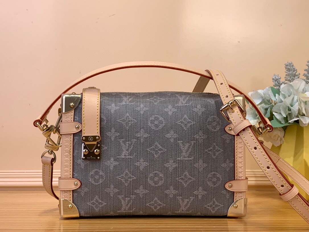 NO:551108,Top Original [Side Trunk Medium Handbag] M13285 New Gray (Denim) Inspired by Louis Vuitton JhHl’s vintage luggage, the 2000s Monogram Denim pattern is reinterpreted in a unique bleached finish. It is embellished with light gold hardware, including tree trunk-inspired corners, and trimmed with contrasting leather trim. The sleek design features a signature S-shaped lock clasp, which is sized to store daily essentials. Size 23.5  x 16 x 8.5 cm.6517075,,louis vuitton19860909顶级原单【Side Trunk 中号手袋】M13285 新灰色（牛仔 以 Louis Vuitton JhHl的复古行李箱为灵感,以独特的漂白饰面重新演绎 年的 Monogram Denim 图案.它点缀着浅金色五金件,包括以树干为灵感的边角,并饰有对比鲜明的皮革边饰.时尚的设计采用标志性的 S 形锁扣,其大小可存放日常必需品. 尺寸 23.5 x 16 x 8.5 cm.6517075,,louis vuitton,Bag
