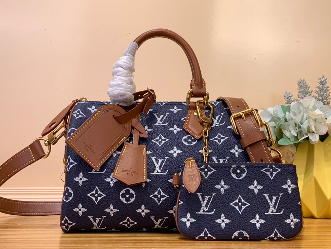 NO:620978,Top original order [SEEDY 9 BANDOULIRE25 handbag] M11561 lake blue m11562 purple m24443 brown m24426 yellow m24425 red m24424 blue m24423 green/light green m15278 royal blue This model Seedy 9 Bandoulière25Monogram  The leather handbag uses soft cowhide to convey a luxurious texture. The Monogram print replicates the Monogram elements on the canvas. Polished metal parts, sheepskin lining and built-in logo highlight creative director harrell Williams' attention to exquisite details. Dimensions 25 x 15 x 15 cm (length x height x width) 100121150,,cowhide,sheepskin19860909顶级原单【SEEDY 9 BANDOULIRE25 手袋】M11561 湖水蓝 m11562 紫色 m24443 棕色 m24426 黄色 m24425 红色 m24424 蓝色 m24423绿色 /淡绿色 m15278 宝蓝色 本款 Seedy 9 Bandoulière25Monogram 皮革手袋以柔软牛皮革传递华贵质感.Monogram 印花临摹帆布上的Monogram 元素.抛光金属件、羊皮革内衬与内置标牌彰显创意总监harrell Williams 对考究细节的专注. 尺寸25 x 15 x15厘米(长度x高x宽) 100121150,,cowhide,sheepskin,Bag