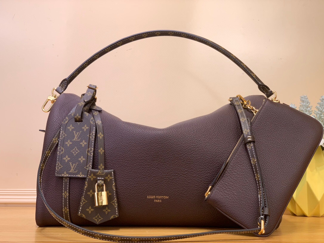 NO:620928,Top original order [keepall handbag] M13668 brown Louis Vuitton autumn and winter series. Creative director Nicolas Ghesquière St takes us into a train station with 'emotional intersection'. Inspired by railway travel in the 19th century, the design incorporates classical and future elements, presenting a series of shapes that combine elegance, practicality and elegant silhouettes, as well as various redesigned luggage and handbags, which perfectly interpret the 'travel spirit' that most represents the brand's history. Louis  Vuitton's most legendary handbag has been reinterpreted while paying homage to the travel spirit of the brand's history - the legacy of Keepall is echoed in the soft bag redesigned in pastel tones and streamlined shapes, exuding a noble luxury. Size 40*20*25cm 120121300,, louis vuitton19860909顶级原单【keepall 手袋】M13668 棕色 Louis Vuitton 秋冬系列. 创意总监 Nicolas Ghesquière St将我们带入一个「情感交汇」的火车站,他以19世纪的铁路旅行为灵感,设计融入古典与未来元素,呈现了一系列结合优雅、实用和飘逸轮廓的造型,还有各款经重新设计的行李箱及手袋,完美诠释着最代表品牌历史的「旅行精神」.Louis Vuitton 最具传奇色彩的手袋经重新演绎,同时向品牌历史的旅行精神致敬 — 向Keepall的传统在以柔和色调和流线造型重新设计的软身手袋中得到呼应,散发出一种高贵的奢华. 尺寸40*20*25cm 120121300,,louis vuitton,Bag