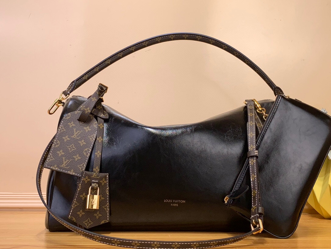 NO:620926,The top original order [keepall handbag] M13668 black Louis Vuitton autumn and winter series. Creative director Nicolas Ghesquière St takes us into a train station with 'emotional intersection'. Inspired by railway travel in the 19th century, the design incorporates classical and future elements, presenting a series of shapes that combine elegance, practicality and elegant silhouettes, as well as various redesigned luggage and handbags, which perfectly interpret the 'travel spirit' that most represents the brand's history. Louis  Vuitton's most legendary handbag has been reinterpreted while paying homage to the travel spirit of the brand's history - the legacy of Keepall is echoed in the soft bag redesigned in pastel tones and streamlined shapes, exuding a noble luxury. Size 40*20*25cm 120121300,, louis vuitton19860909顶级原单【keepall 手袋】M13668 黑色 Louis Vuitton 秋冬系列. 创意总监 Nicolas Ghesquière St将我们带入一个「情感交汇」的火车站,他以19世纪的铁路旅行为灵感,设计融入古典与未来元素,呈现了一系列结合优雅、实用和飘逸轮廓的造型,还有各款经重新设计的行李箱及手袋,完美诠释着最代表品牌历史的「旅行精神」.Louis Vuitton 最具传奇色彩的手袋经重新演绎,同时向品牌历史的旅行精神致敬 — 向Keepall的传统在以柔和色调和流线造型重新设计的软身手袋中得到呼应,散发出一种高贵的奢华. 尺寸40*20*25cm 120121300,,louis vuitton,Bag