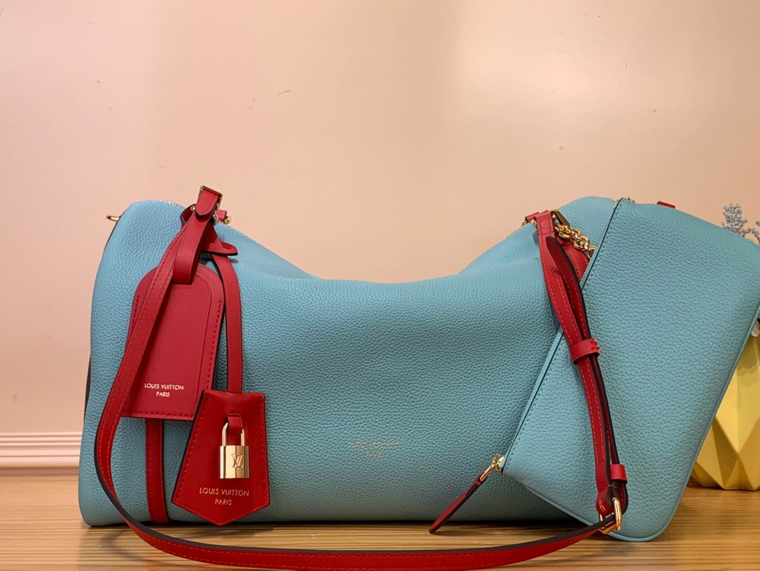 NO:620922,The top original order [keepall handbag] M13668 blue Louis Vuitton autumn and winter series. Creative director Nicolas Ghesquière St takes us into a train station with 'emotional intersection'. Inspired by railway travel in the 19th century, the design incorporates classical and future elements, presenting a series of shapes that combine elegance, practicality and elegant silhouettes, as well as various redesigned luggage and handbags, which perfectly interpret the 'travel spirit' that most represents the brand's history. Louis  Vuitton's most legendary handbag has been reinterpreted while paying homage to the travel spirit of the brand's history - the legacy of Keepall is echoed in the soft bag redesigned in pastel tones and streamlined shapes, exuding a noble luxury. Size 40*20*25cm 120121350,, louis vuitton19860909顶级原单【keepall 手袋】M13668 蓝色 Louis Vuitton 秋冬系列. 创意总监 Nicolas Ghesquière St将我们带入一个「情感交汇」的火车站,他以19世纪的铁路旅行为灵感,设计融入古典与未来元素,呈现了一系列结合优雅、实用和飘逸轮廓的造型,还有各款经重新设计的行李箱及手袋,完美诠释着最代表品牌历史的「旅行精神」.Louis Vuitton 最具传奇色彩的手袋经重新演绎,同时向品牌历史的旅行精神致敬 — 向Keepall的传统在以柔和色调和流线造型重新设计的软身手袋中得到呼应,散发出一种高贵的奢华. 尺寸40*20*25cm 120121350,,louis vuitton,Bag