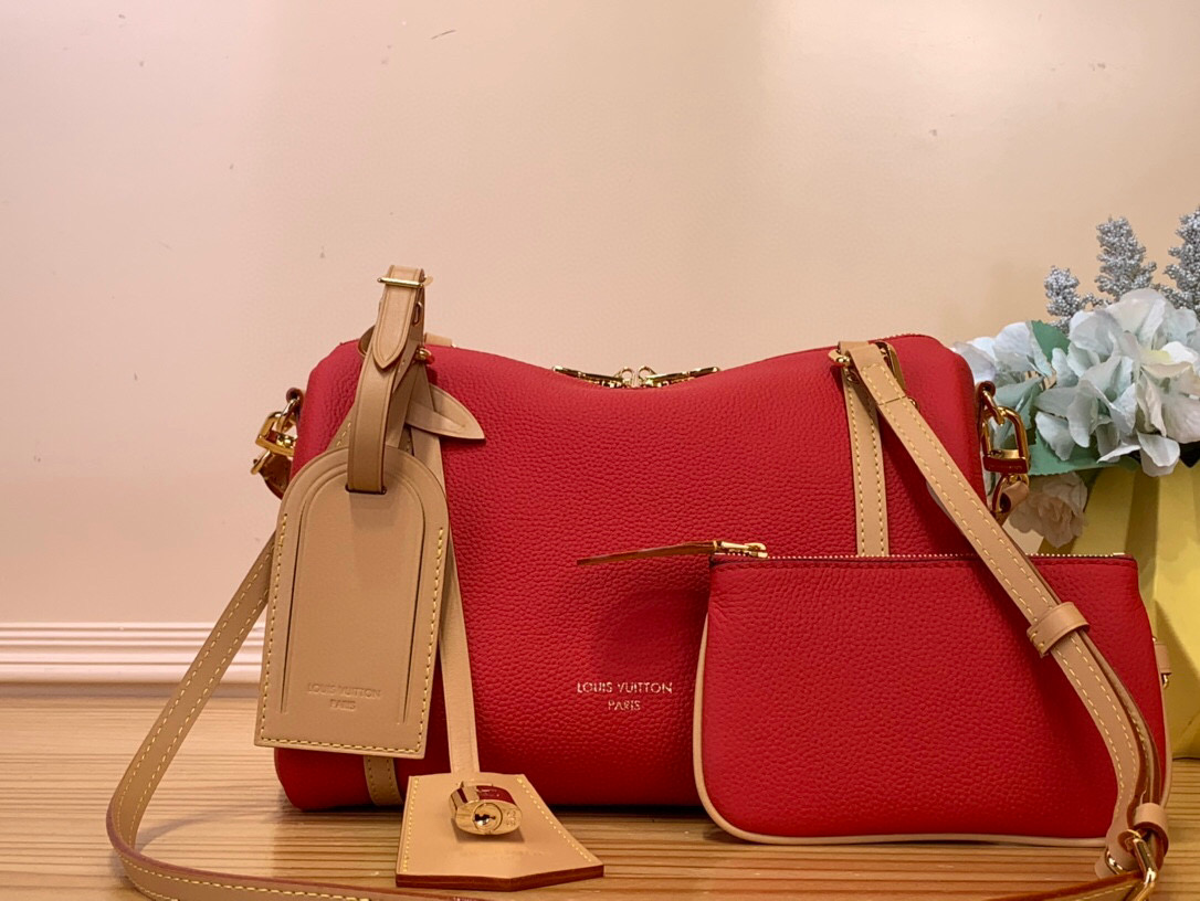 NO:620936,The top original order [keepall small handbag] M13667 red Louis Vuitton autumn and winter series. Creative director Nicolas Ghesquière St takes us into a train station with 'emotional intersection'. Inspired by railway travel in the 19th century, the design incorporates classical and future elements, presenting a series of shapes that combine elegance, practicality and elegant silhouettes, as well as various redesigned luggage and handbags, which perfectly interpret the 'travel spirit' that most represents the brand's history. Louis  Vuitton's most legendary handbag has been reinterpreted while paying homage to the travel spirit of the brand's history - the legacy of Keepall is echoed in the soft bag redesigned in pastel tones and streamlined shapes, exuding a noble luxury. Size 25*15*18cm 951981000,, louis vuitton19860909顶级原单【keepall 小号手袋】M13667 红色 Louis Vuitton 秋冬系列. 创意总监 Nicolas Ghesquière St将我们带入一个「情感交汇」的火车站,他以19世纪的铁路旅行为灵感,设计融入古典与未来元素,呈现了一系列结合优雅、实用和飘逸轮廓的造型,还有各款经重新设计的行李箱及手袋,完美诠释着最代表品牌历史的「旅行精神」.Louis Vuitton 最具传奇色彩的手袋经重新演绎,同时向品牌历史的旅行精神致敬 — 向Keepall的传统在以柔和色调和流线造型重新设计的软身手袋中得到呼应,散发出一种高贵的奢华. 尺寸25*15*18cm 951981000,,louis vuitton,Bag