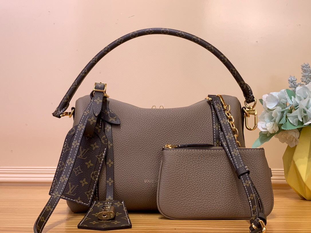 NO:620941,Top original order [keepall small handbag] M13667 taupe Louis Vuitton autumn and winter series. Creative Director Nicolas Ghesquière  St takes us into a train station where emotions meet. Inspired by railway travel in the 19th century, his design incorporates classical and futuristic elements, presenting a series of shapes that combine elegance, practicality and elegant silhouettes, as well as various redesigned luggage and handbags, which perfectly interpret the 'travel spirit' that most represents the brand's history. Louis Vuitton's most legendary handbags have been reinterpreted while paying tribute to the travel spirit of the brand's history -  The tradition of Keepall is echoed in the soft handbag redesigned with soft tones and streamlined shapes, exuding a noble luxury. Size 25*15*18cm 951981000,, louis vuitton19860909顶级原单【keepall 小号手袋】M13667 灰褐色 Louis Vuitton 秋冬系列. 创意总监 Nicolas Ghesquière St将我们带入一个「情感交汇」的火车站,他以19世纪的铁路旅行为灵感,设计融入古典与未来元素,呈现了一系列结合优雅、实用和飘逸轮廓的造型,还有各款经重新设计的行李箱及手袋,完美诠释着最代表品牌历史的「旅行精神」.Louis Vuitton 最具传奇色彩的手袋经重新演绎,同时向品牌历史的旅行精神致敬 — 向Keepall的传统在以柔和色调和流线造型重新设计的软身手袋中得到呼应,散发出一种高贵的奢华. 尺寸25*15*18cm 951981000,,louis vuitton,Bag