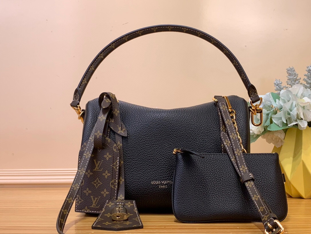 NO:620946,The top original order [keepall small handbag] M13667 black Louis Vuitton autumn and winter series. Creative director Nicolas Ghesquière St takes us into a train station with 'emotional intersection'. Inspired by railway travel in the 19th century, the design incorporates classical and future elements, presenting a series of shapes that combine elegance, practicality and elegant silhouettes, as well as various redesigned luggage and handbags, which perfectly interpret the 'travel spirit' that most represents the brand's history. Louis  Vuitton's most legendary handbag has been reinterpreted while paying homage to the travel spirit of the brand's history - the legacy of Keepall is echoed in the soft bag redesigned in pastel tones and streamlined shapes, exuding a noble luxury. Size 25*15*18cm 951981000,, louis vuitton19860909顶级原单【keepall 小号手袋】M13667 黑色 Louis Vuitton 秋冬系列. 创意总监 Nicolas Ghesquière St将我们带入一个「情感交汇」的火车站,他以19世纪的铁路旅行为灵感,设计融入古典与未来元素,呈现了一系列结合优雅、实用和飘逸轮廓的造型,还有各款经重新设计的行李箱及手袋,完美诠释着最代表品牌历史的「旅行精神」.Louis Vuitton 最具传奇色彩的手袋经重新演绎,同时向品牌历史的旅行精神致敬 — 向Keepall的传统在以柔和色调和流线造型重新设计的软身手袋中得到呼应,散发出一种高贵的奢华. 尺寸25*15*18cm 951981000,,louis vuitton,Bag