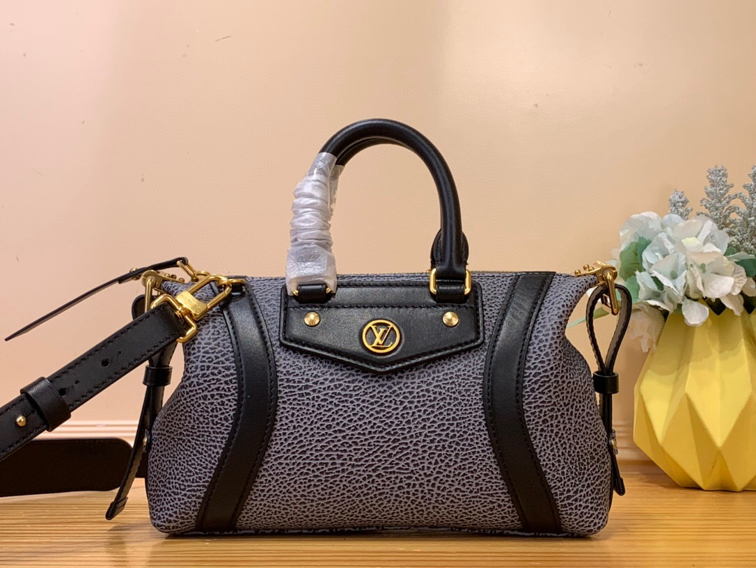 NO:551706,Top original order [NANO LV BIKER handbag] M14623 gray blue This Nano LV Rider Ys handbag is from the spring and summer series. It is blended with pixelated grain sheep leather and smooth cow leather elements, and is decorated with LV Circle logo. The foldable configuration makes it easy to put into a suitcase, and the modern design can inject rock and roll style into various looks. Size 10 x 10 x 23  cm7818085,,louis vuitton,cowhide,sheepskin19860909顶级原单【NANO LV BIKER 手袋】M14623灰蓝色 本款 Nano LV Rider Ys手袋出自 春夏系列,为像素化粒面羊皮革融入光滑牛皮革元素,再以 LV Circle 标识点睛考究饰片.可折叠构型便于轻松置入旅行箱,摩登设计可为各式造型注入摇滚风采. 尺寸10 x 10 x 23 厘米7818085,,louis vuitton,cowhide,sheepskin,Bag