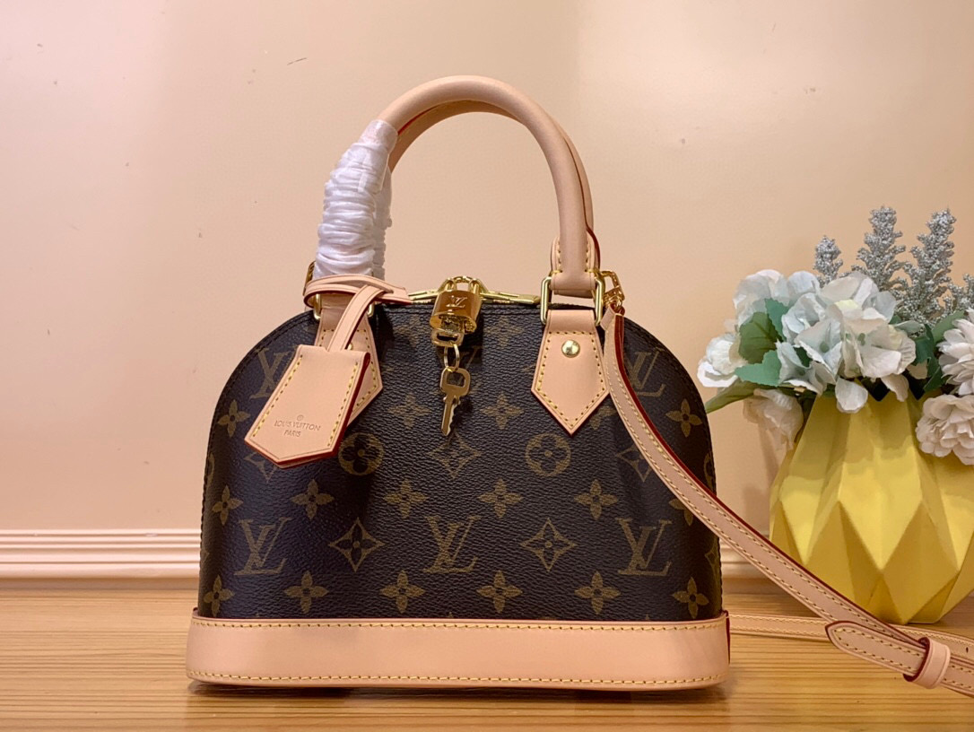 NO:551596,Top original order [ALMA BB handbag] m46990 M53152 This Alma BB handbag traces its origins to the Art Deco style of 1934, and is elegantly constructed with Monogram St canvas. The dazzling padlock and key, Toron handle and leather key bag add classic elements, and the detachable and adjustable shoulder strap makes it easy to wear cross-body. Dimensions 17.5 x 11.5 x 23.5 cm  5316065,19860909顶级原单【ALMA BB 手袋】 m46990 M53152 本款 Alma BB 手袋溯源 1934 年的装饰艺术格调,以 Monogram St帆布塑造雅致构型.耀目挂锁与钥匙、Toron 手柄和皮革钥匙包点睛经典元素,可拆卸并调节的肩带方便斜挎. 尺寸17.5 x 11.5 x 23.5 厘米 5316065,,Bag