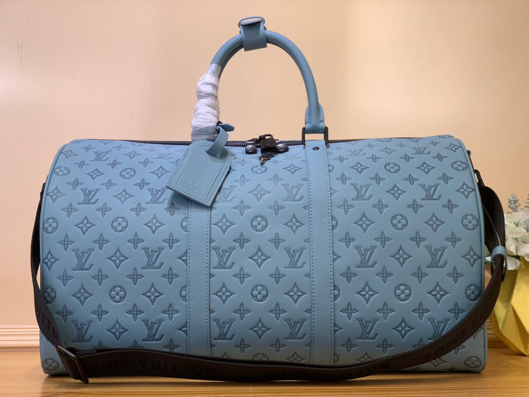 NO:551284,Top Original [Keeall Bandoulière 50 Travel Bag] m14842 Light Blue The Keeall Bandoulière 50 is crafted from Monogram Shadow Hx embossed calfskin and black hardware and looks chic. One of the most famous weekend bags from the house, the Keeall 50 has two rolled leather top handles and a removable and adjustable shoulder strap for carrying options. The roomy interior, lined with textile, includes a zippered pocket.  Dimensions 50 x 29 x 23 cm 110121250,,cowhide19860909顶级原单【Keeall Bandoulière 50 旅行袋】 m14842 浅蓝色 Keeall Bandoulière 50采用Monogram Shadow Hx压花小牛皮和黑色五金件,看起来很别致.Keeall 50是房子最著名的周末包之一,它有两个卷皮顶部手柄和一个可拆卸和可调节的肩带,提供携带选项.宽敞的内部,内衬有纺织品,包括一个拉链口袋. 尺寸50 x 29 x 23厘米 110121250,,cowhide,Bag