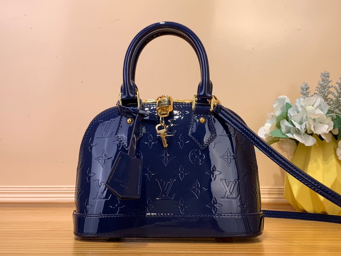 NO:551792,Top original order [ALMA BB handbag] M91606 dark blue (patent leather gold buckle) patent leather shell bag embossed small size, its prototype is a classic bag with Art Deco style designed in 1934. The Alma BB Bl handbag is equipped with a detachable shoulder strap for lightweight cross-body wear. This handbag uses Ei leather to create a new fashion interpretation of the classic shape and has a series of bright and bright colors to choose from.  Size 25x19x11cm5816065,19860909顶级原单【ALMA BB 手袋】M91606 深蓝色(漆皮金扣) 漆皮贝壳包压花小号,其原型是在 1934 年设计的、颇具艺术装饰风格的一款经典包款.Alma BB Bl手袋配有一根可拆卸的肩带,用于轻便斜挎. 这款采用 Ei 皮革对经典造型进行全新时尚演绎的手袋拥有一系列艳丽、明快的色彩可供选择. 尺寸25x19x11cm5816065,,Bag