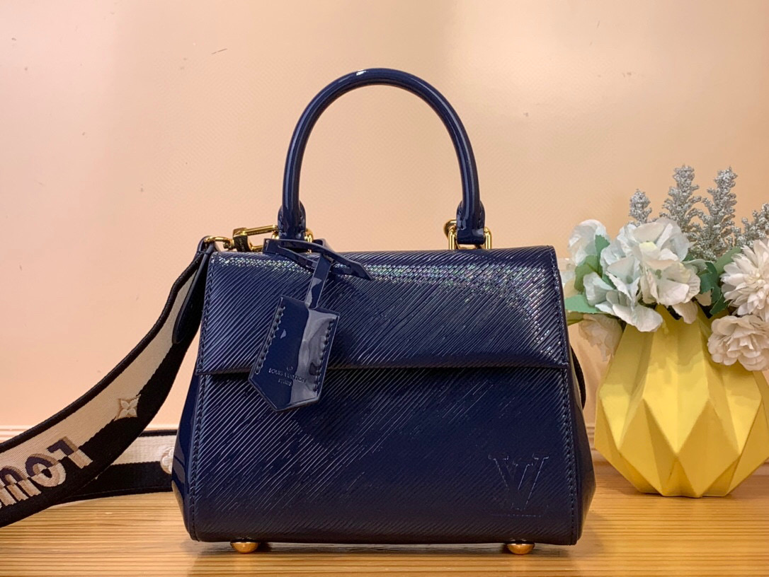 NO:551798,Top original order [CLUNY mini handbag] M58928 dark blue water ripple (webbing) mirrored patent leather. This Cluny Bl mini handbag shows the detachable jacquard shoulder strap in two styles. The Louis Vuitton logo declares the brand identity, and when turned over, the Monogram flower quietly blooms. The Ei leather bag body is matched with the silky resin LV logo. The detachable shoulder strap adds a formal feel. Dimensions 20 x 16 x 7.5 cm  7718085,,louis vuitton,louis vuitton19860909顶级原单【CLUNY 迷你手袋】M58928 深蓝色水波纹（织带）镜面漆皮 本款 Cluny Bl迷你手袋展现可拆卸提花肩带的两式风尚路易威登标识宣示品牌身份,翻转即现 Monogram 花卉的悄然绽放.Ei 皮革包身搭配丝滑树脂 LV 标识.拆卸肩带更显正式感. 尺寸20 x 16 x 7.5 厘米 7718085,,louis vuitton,louis vuitton,Bag