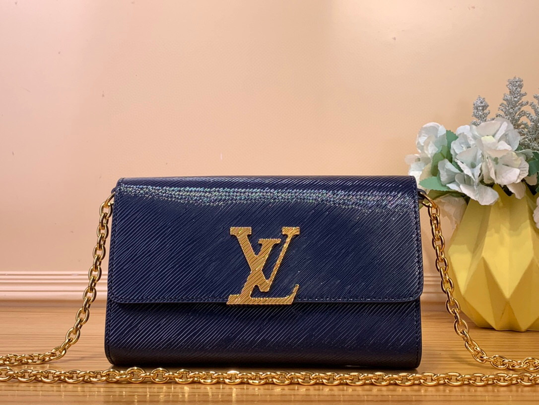 NO:551804,Top original order [ochette Louise chain bag] M13165 23756 dark blue water ripple (mirror patent leather) ochette Louise Bl chain bag renews the classic design in the new season with new proportions. The exquisite and shiny Ei leather or fashionable and calm patent leather shape the bag body, which can safely store your belongings and become a good companion for night travel. With the Yingze chain, it can be carried elegantly on the shoulder or hand. Size 22 x 14  x5cm 7019085,,louis vuitton19860909顶级原单【ochette Louise链条包】M13165 23756 深蓝色 水波纹（镜面漆皮） ochette Louise Bl链条包以崭新比例于新季焕新经典设计.精美 亮泽的 Ei 皮革或时尚沉稳漆面皮革塑就包身,可稳妥收纳随身物品,成就夜间出行良伴.搭配莹泽链条,可优雅肩背或手提. 尺寸 22 x 14 x5cm 7019085,,louis vuitton,Bag