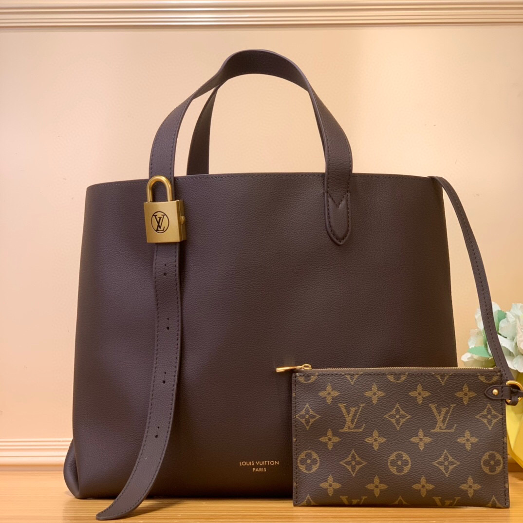 NO:620923,Top original order [Low key cabas handbag] M25341 black M25342 brown M25343 stone green m12916 chocolate color The latest autumn and winter style, Low Key Cabas  The Ys medium handbag is wrapped in soft grained cow leather and lined with suede leather, creating a luxurious style. The brand's iconic padlock interprets the eclectic combination of elegant aesthetics and security features, and the adjustable handle allows you to switch between hand-held and long or short shoulder carry. Dimensions: 47.0 x 30.0 x 14.0 cm.9319698,,cowhide19860909顶级原单【Low key cabas手袋】 M25341 黑色 M25342 棕色 M25343栋石绿 m12916 巧克力色 最新秋冬新款,Low Key Cabas Ys中号手袋以柔软粒面牛皮革包裹绒面皮革内衬,匠心打造华美格调.品牌标志性挂锁演绎优雅美学和安全性能的兼收并蓄,可调节手柄实现手提和长短肩背的随心切换. 尺寸:47.0 x 30.0 x 14.0 厘米.9319698,,cowhide,Bag