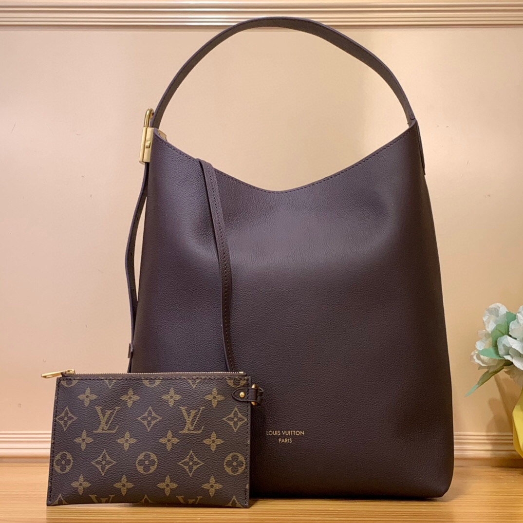 NO:620929,Top original order [Low Key Hobo medium handbag] M24856 black m24974 brown m25022 white m12982 chocolate color. It is outlined with soft cow leather to outline simple and elegant lines. Ys is paired with suede lining to release a trendy atmosphere, showing the brand's exquisite craftsmanship. The adjustable shoulder strap is embellished with a classic inscribed padlock, and there is ample space to easily store laptops and other daily needs. Size 31.0 x 35.0 x  18.0 cm.881951000,,cowhide19860909顶级原单【Low Key Hobo 中号手袋】M24856 黑色 m24974 棕色 m25022 白色 m12982 巧克力色 以柔软牛皮革勾勒简雅线条,Ys搭配绒面内衬释放潮流气息,尽显品牌精湛匠艺.可调节肩带点缀经典铭纹挂锁,充裕空间可轻松收纳笔记本电脑等日常所需. 尺寸31.0 x 35.0 x 18.0 厘米.881951000,,cowhide,Bag