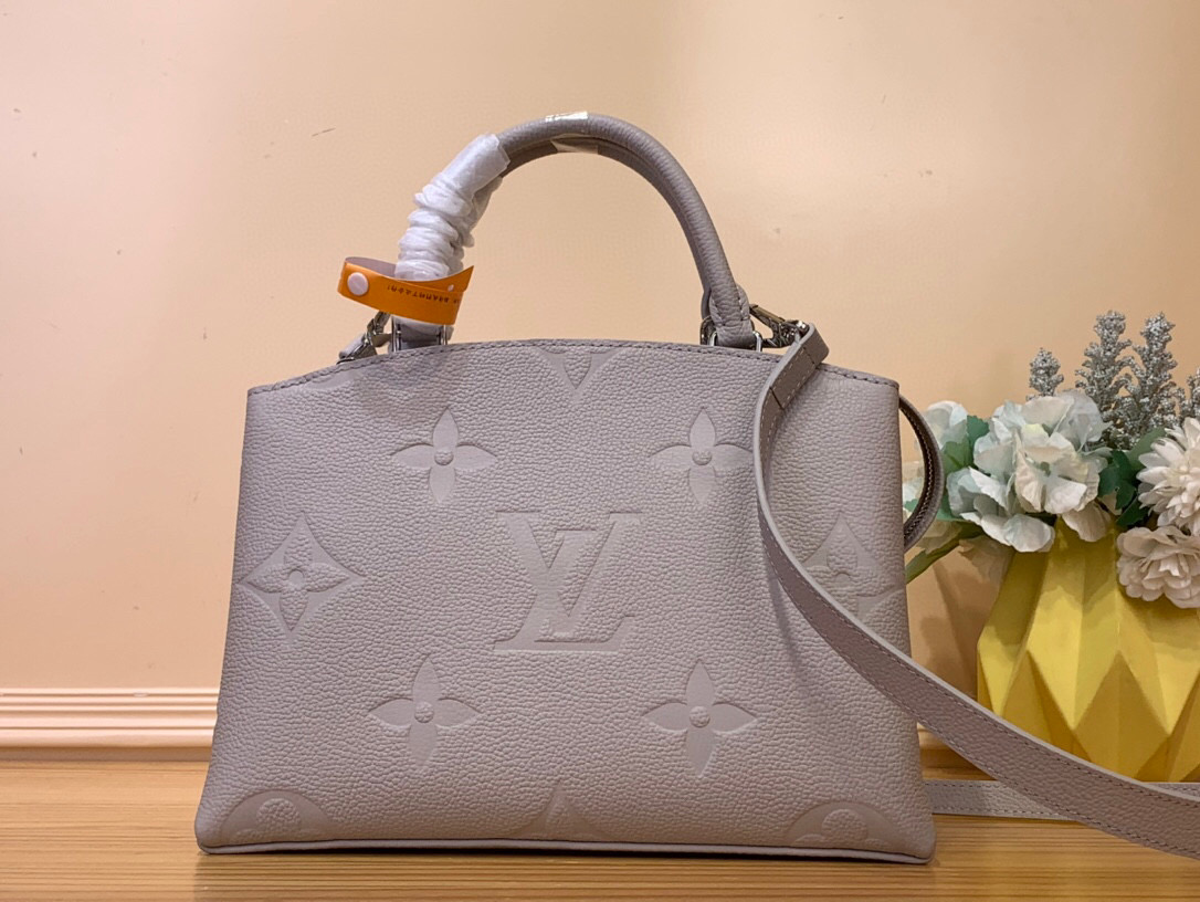 NO:620889,Top original order [ETIT ALAIS handbag] m13803 light blue gray m58916 black This etit alais Ys handbag is Monogram Emreinte leather dip-dyed in seasonal colors, with glossy metal parts, name tags and padlocks. The detachable shoulder strap allows for multiple carrying methods, and the multiple compartments can safely store tablets and daily needs. Dimensions 18 x 12.5 x 29  cm.8019094,,alaia19860909顶级原单【ETIT ALAIS 手袋】 m13803 浅蓝灰色 m58916 黑色 本款 etit alais Ys 手袋为 Monogram Emreinte 皮革浸染当季色调,搭配莹泽金属件、名牌和挂锁.可拆卸肩带实现多种背携方式,多重隔层可稳妥收纳平板电脑及日常所需. 尺寸18 x 12.5 x 29 厘米.8019094,,alaia,Bag