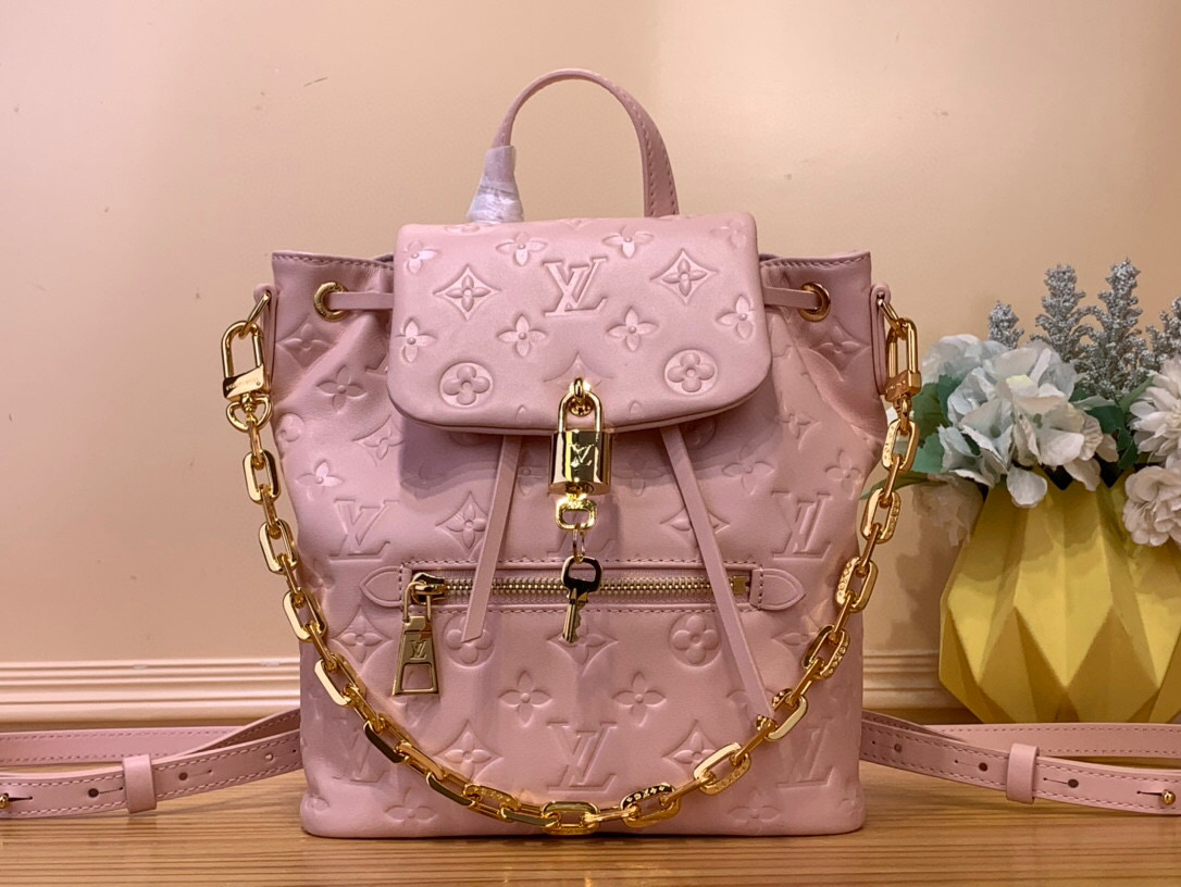 NO:552427,Top original list [COUSSIN BACKACK small handbag] M13358 gray M13357 black / pink Coussin Backack Ys small handbags are added to the Coussin series with a backpack configuration, integrating the iconic LV padlocks into soft Monogram embossed leather, combining modern style and functional considerations. The removable Coussin chain releases metal edge, and the zippered front pocket is convenient for picking up and holding various small items. Size 26 x 10 x 21 cm 8519095,,louis vuitton19860909顶级原单【COUSSIN BACKACK 小号手袋】M13358灰色 M13357黑色 / 粉色 Coussin Backack Ys小号手袋以双肩包构型瞩目加入 Coussin 系列,为柔软 Monogram 压纹皮革融入标志性 LV 挂锁,兼具摩登风范和功能考量.可拆卸 Coussin 链条释放金属锋芒,拉链前袋方便取放各式随行小物. 尺寸26 x 10 x 21 厘米 8519095,,louis vuitton,Bag