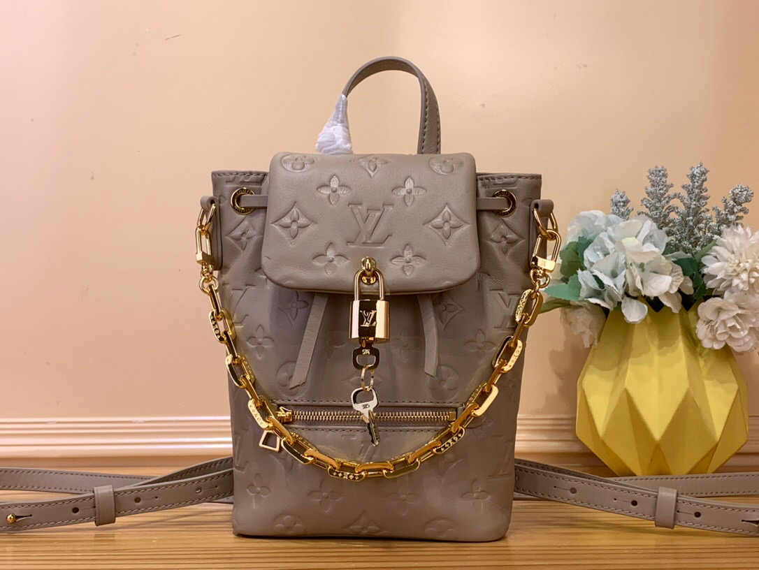 NO:552422,Top original order [COUSSIN BACKACK mini handbag] M13389 pink M13387 black/grey Coussin Backack Ys mini handbag is made of Monogram leather and has a lightweight structure, with a detachable Coussin chain. The exquisite metal LV padlock ensures the safety of daily needs. It can be carried on the shoulder, on one shoulder or in the hand. Dimensions 20 x 7.5 x 15 cm  7818085,,louis vuitton19860909顶级原单【COUSSIN BACKACK 迷你手袋】 M13389粉色 M13387黑色/灰色 Coussin Backack Ys迷你手袋以 Monogram 皮革塑造轻便构型,搭配可拆卸 Coussin 链条.工致金属 LV 挂锁确保日常所需安全无虞,双肩背、单肩背或手提皆宜. 尺寸20 x 7.5 x 15 厘米 7818085,,louis vuitton,Bag